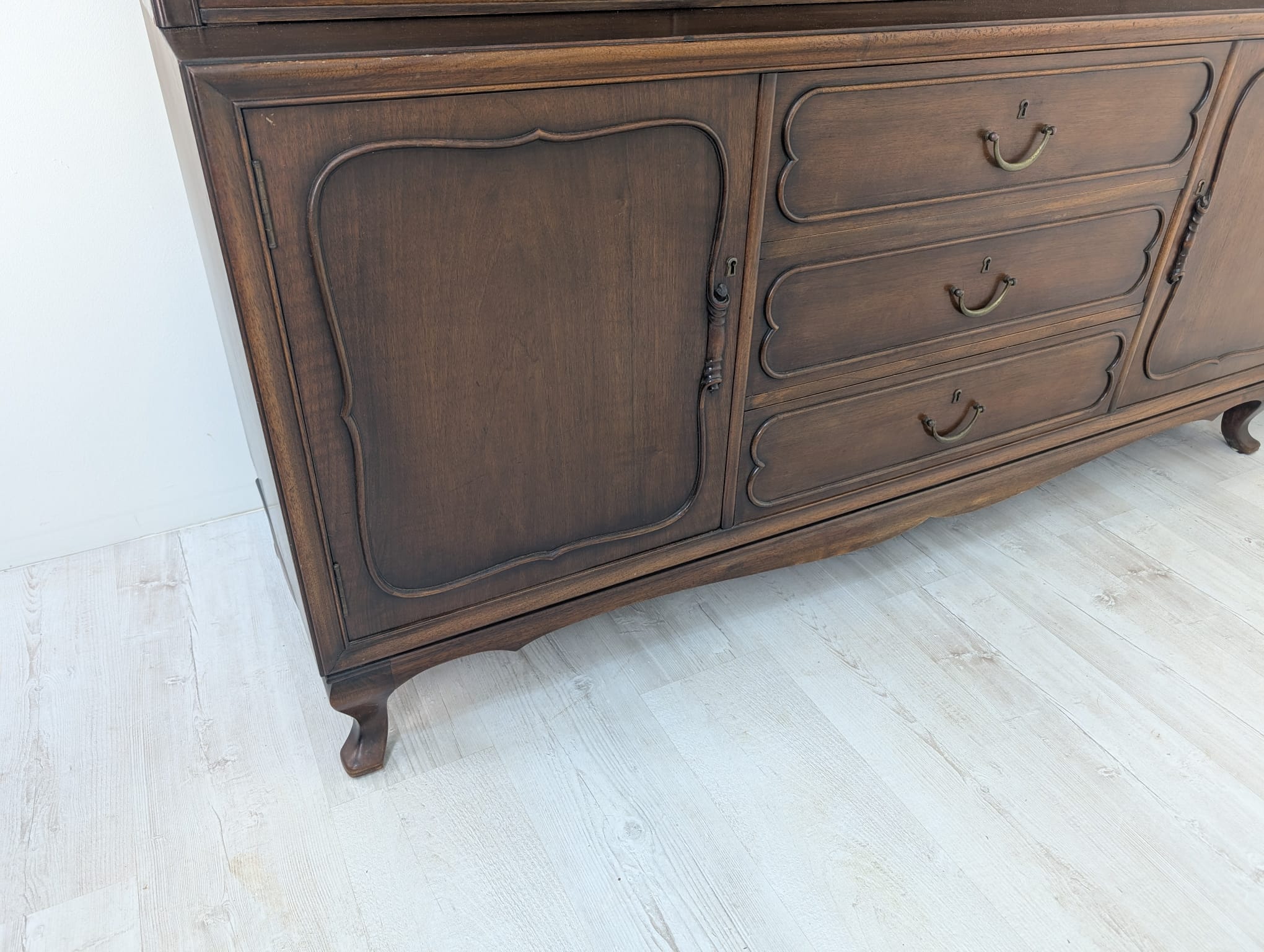 Witryna, kredens antyczny ludwikowski dębowy z lat 50-tych z rafią - obrazek 4