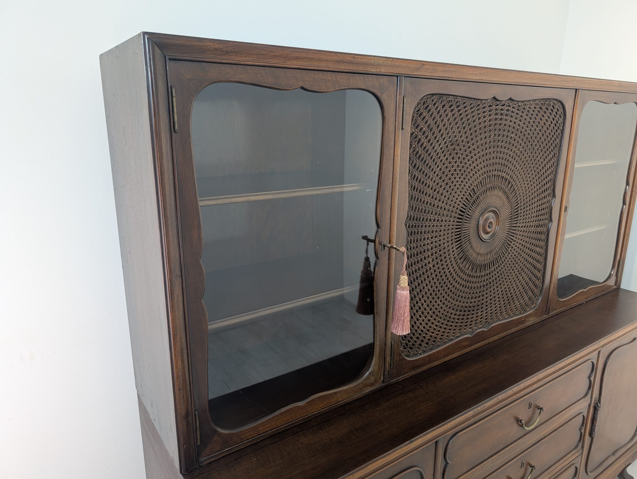 Witryna, kredens antyczny ludwikowski dębowy z lat 50-tych z rafią - obrazek 6