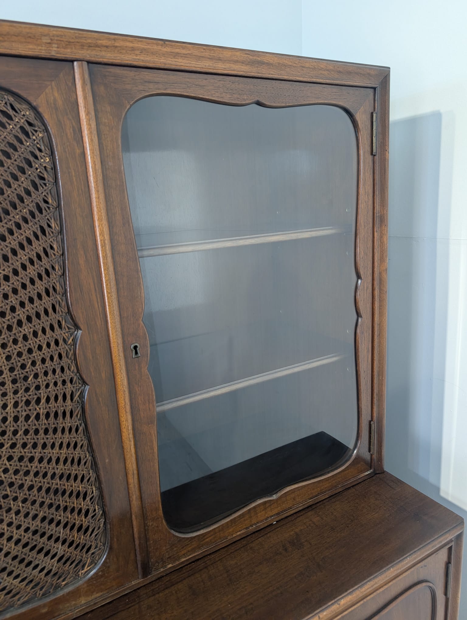 Witryna, kredens antyczny ludwikowski dębowy z lat 50-tych z rafią - obrazek 8