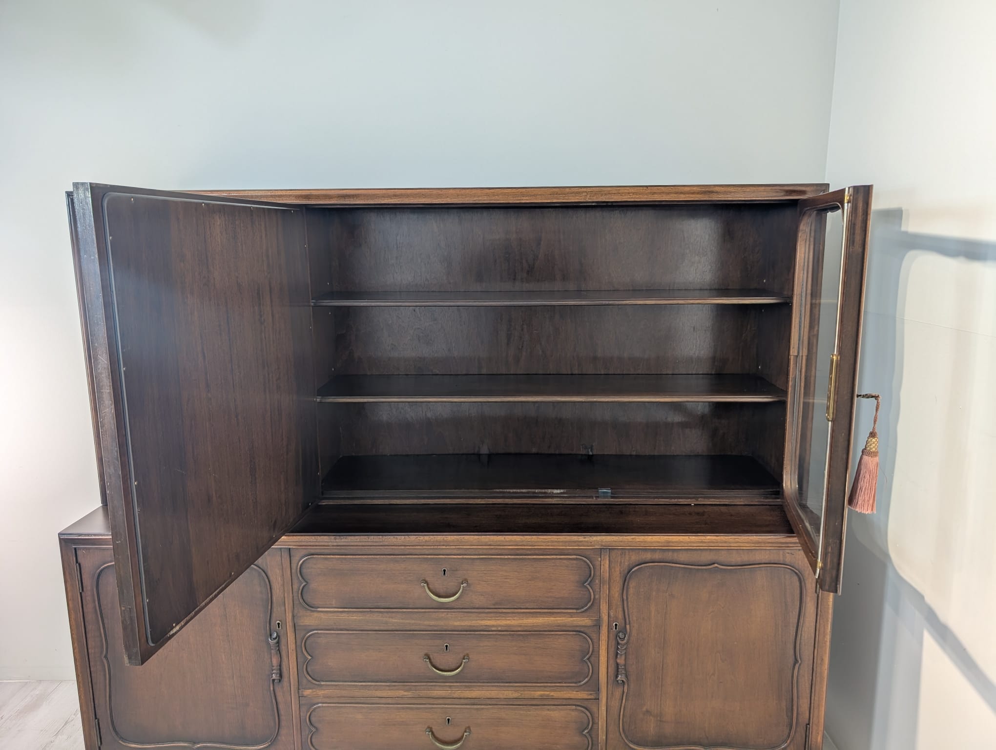 Witryna, kredens antyczny ludwikowski dębowy z lat 50-tych z rafią - obrazek 9