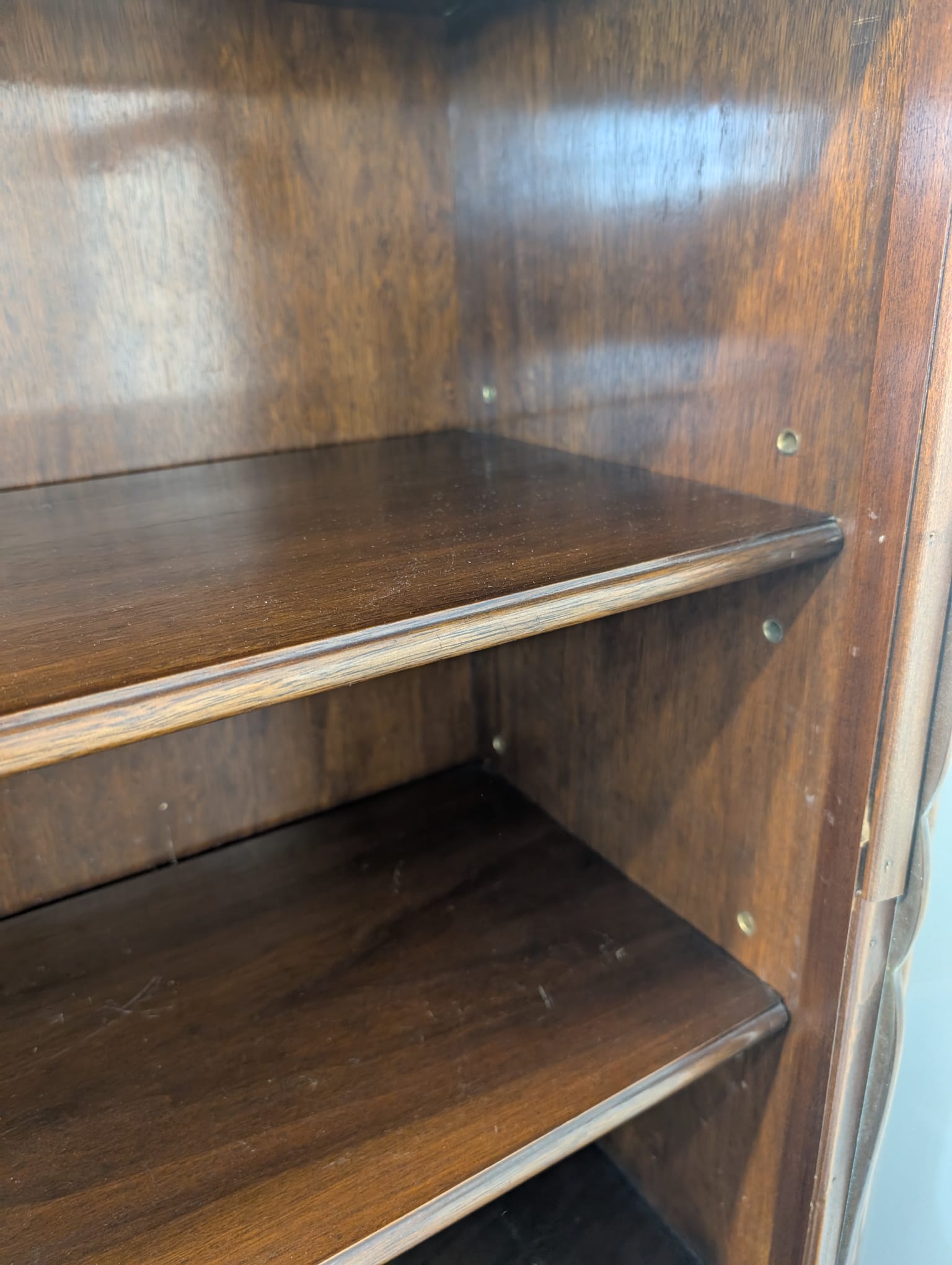 Witryna, kredens antyczny ludwikowski dębowy z lat 50-tych z rafią - obrazek 10