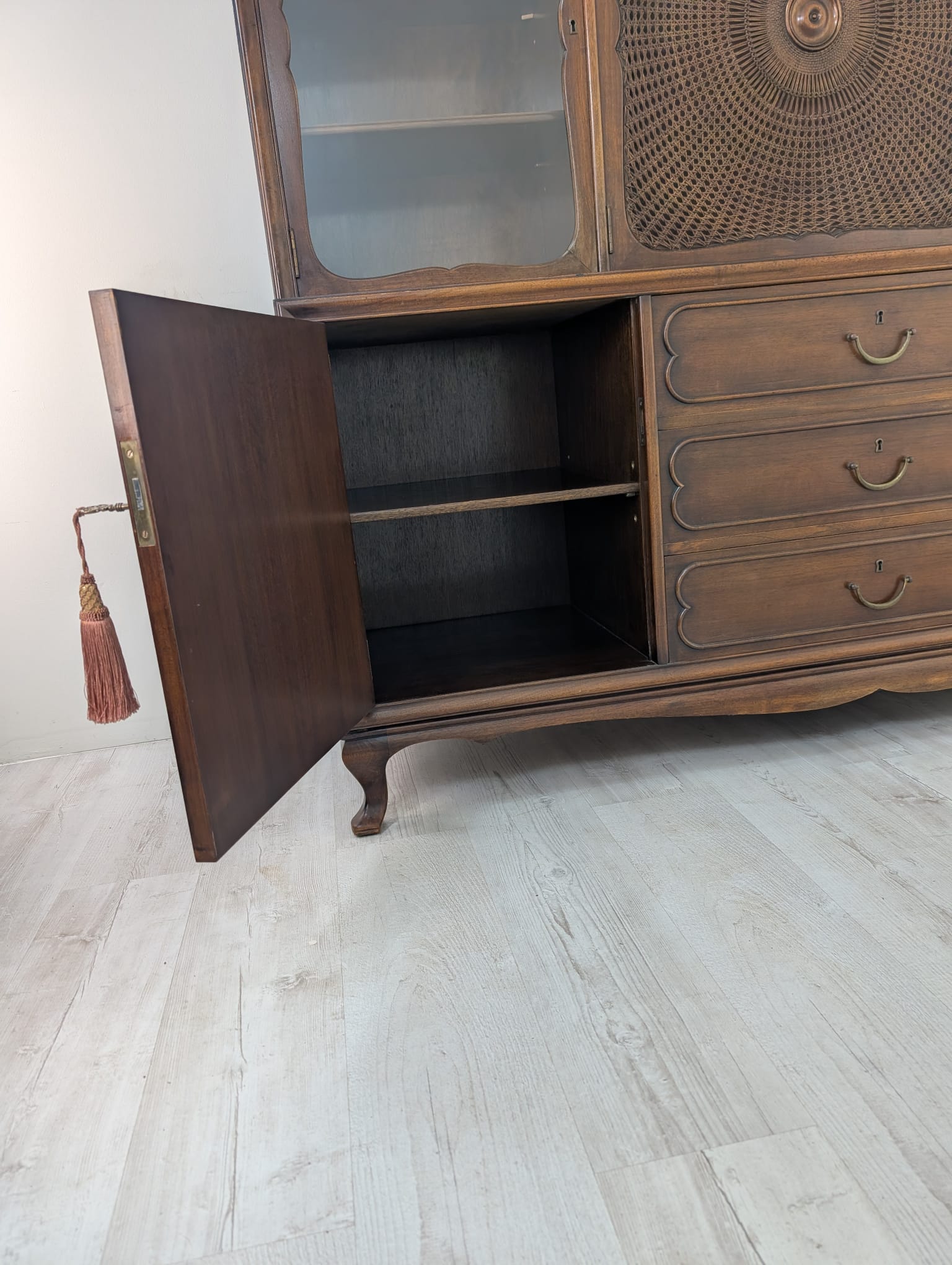 Witryna, kredens antyczny ludwikowski dębowy z lat 50-tych z rafią - obrazek 11