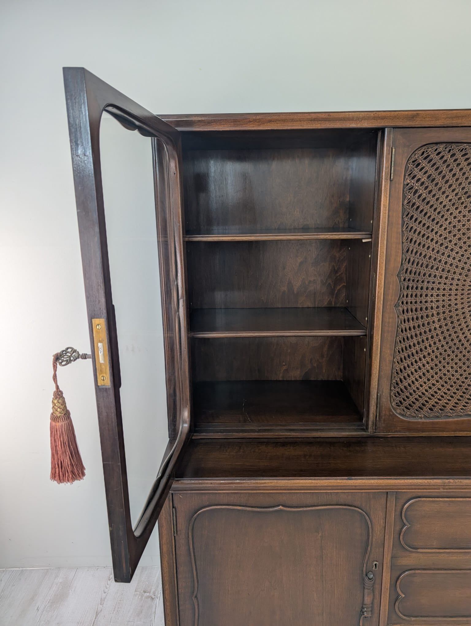 Witryna, kredens antyczny ludwikowski dębowy z lat 50-tych z rafią - obrazek 12