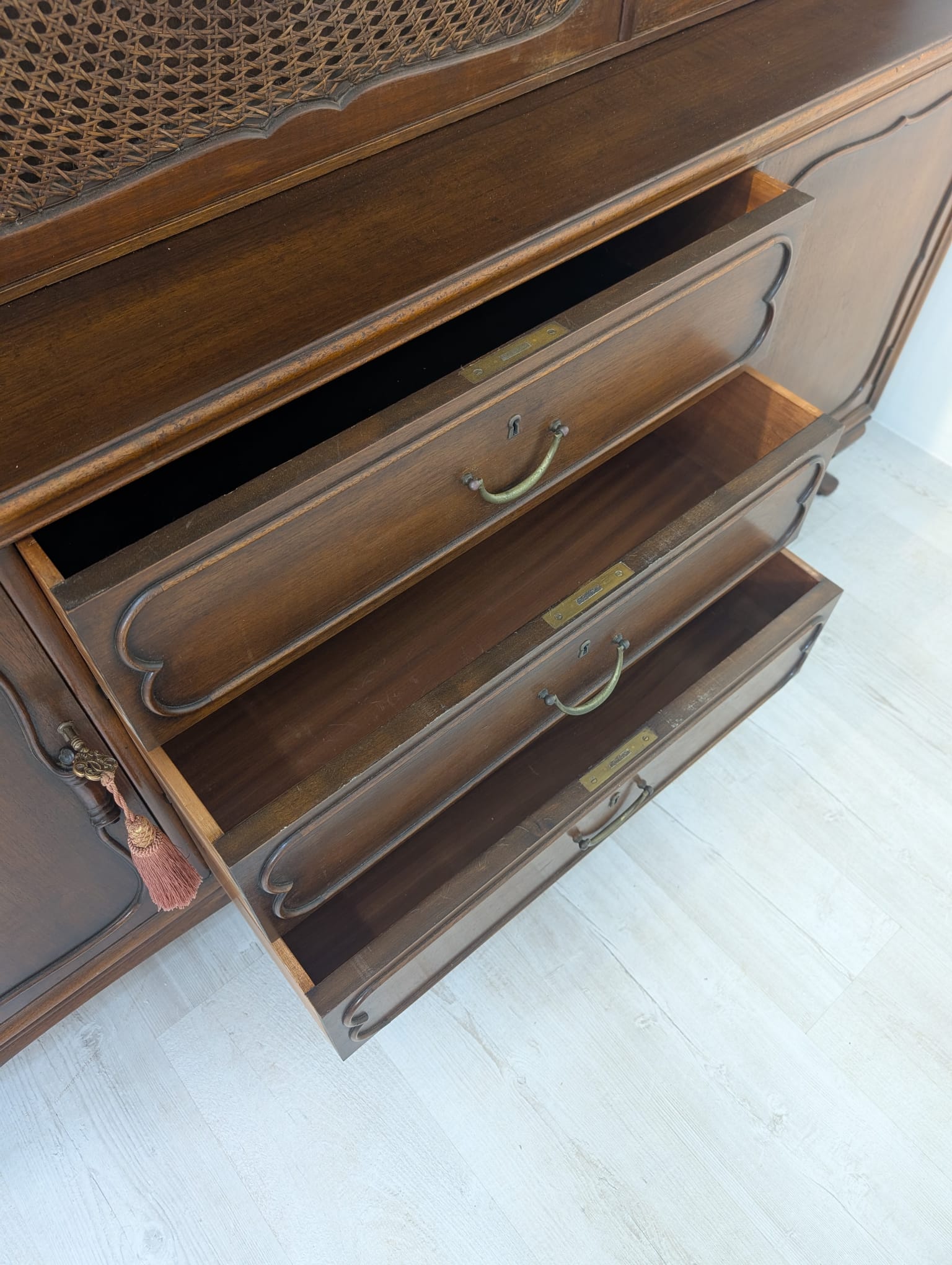 Witryna, kredens antyczny ludwikowski dębowy z lat 50-tych z rafią - obrazek 13