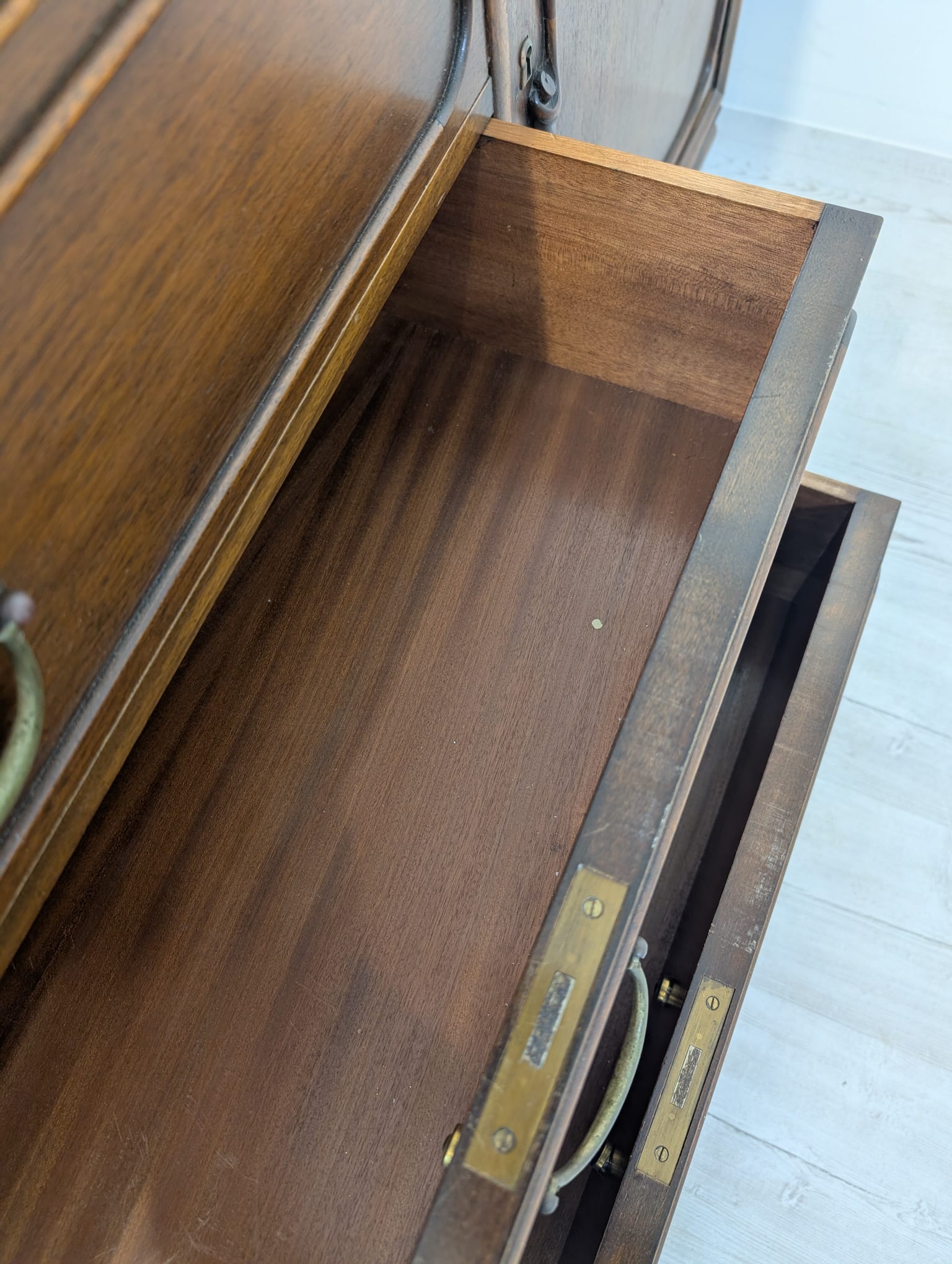 Witryna, kredens antyczny ludwikowski dębowy z lat 50-tych z rafią - obrazek 14