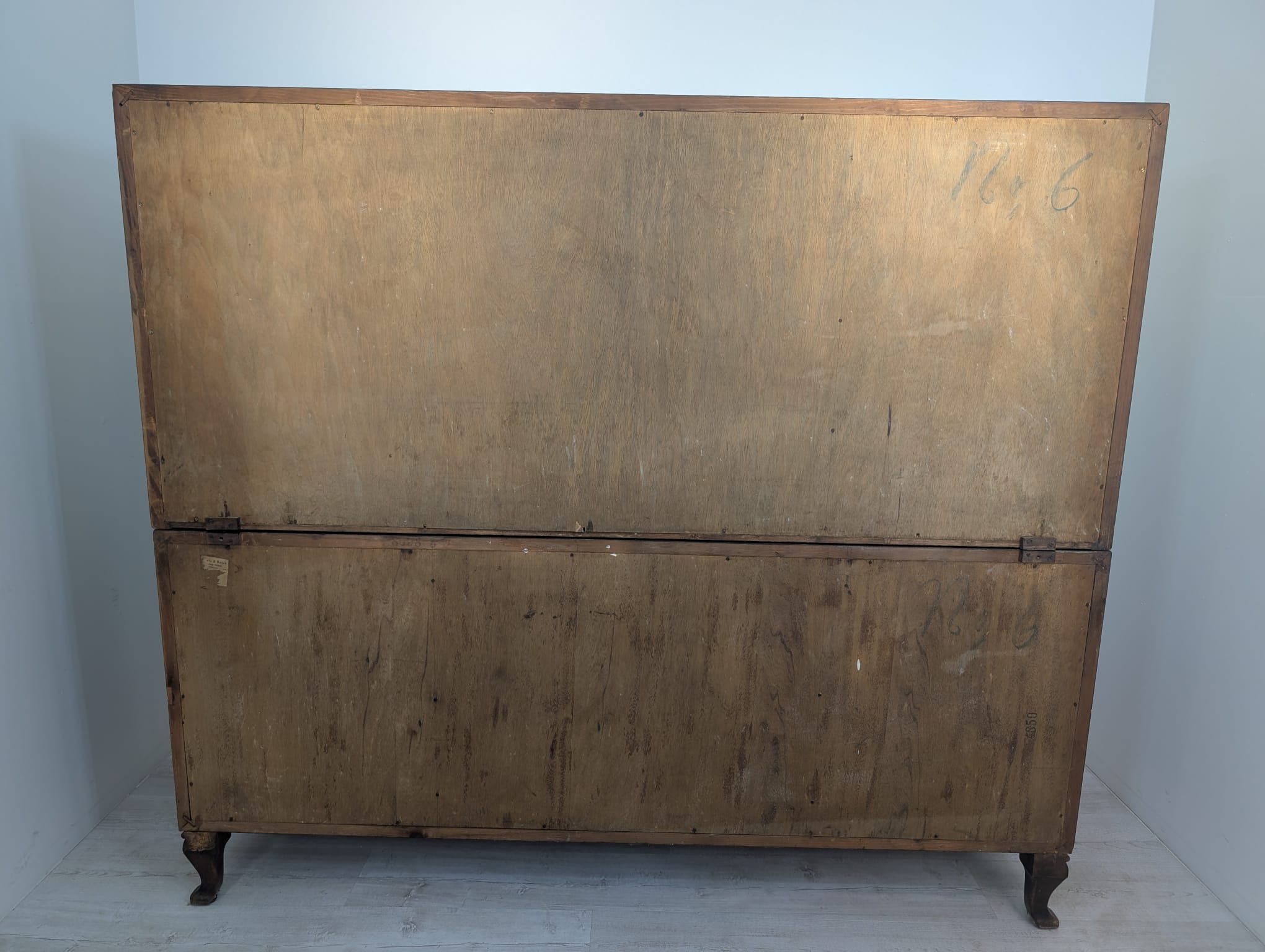 Witryna, kredens antyczny ludwikowski dębowy z lat 50-tych z rafią - obrazek 20