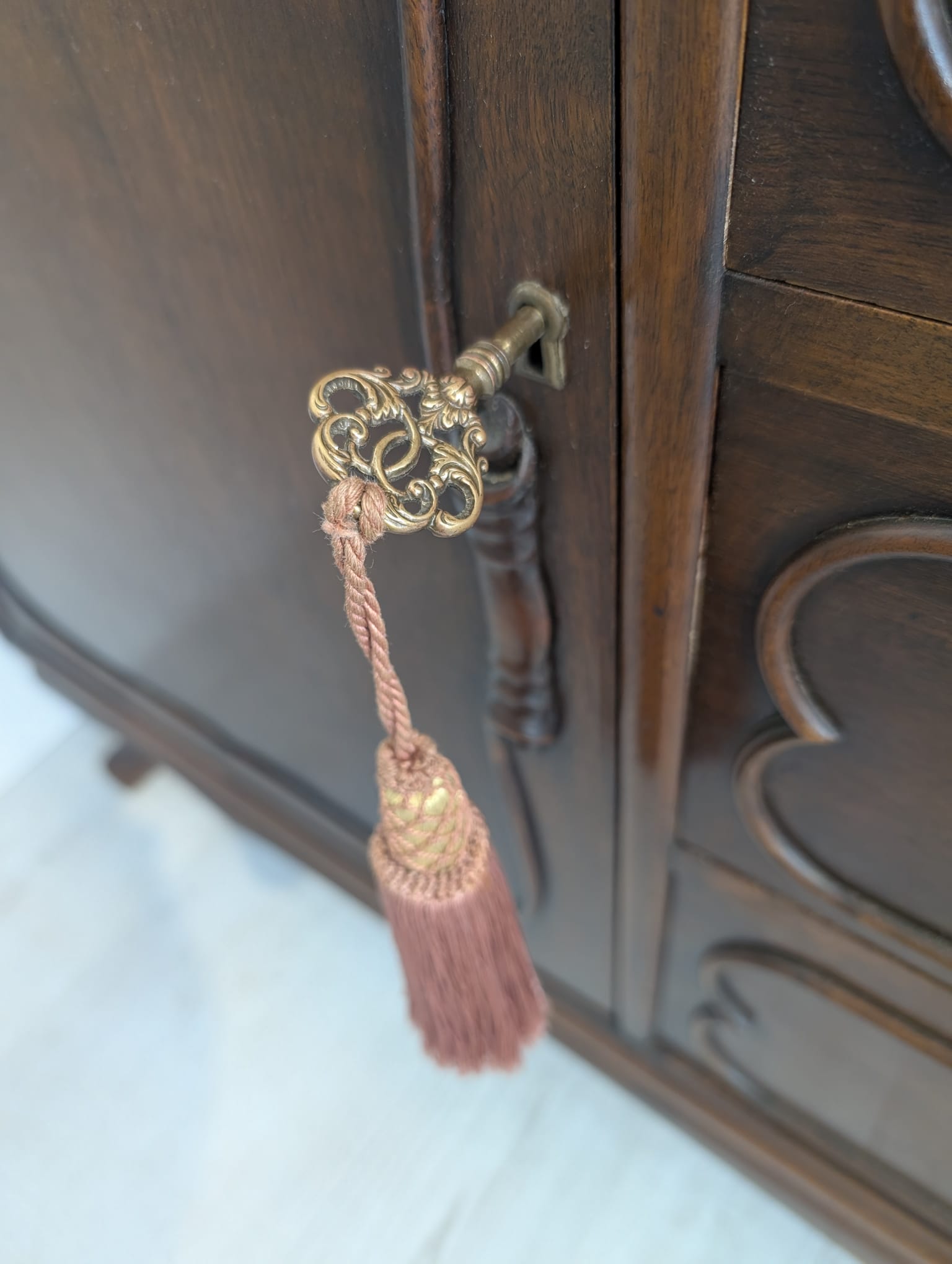 Witryna, kredens antyczny ludwikowski dębowy z lat 50-tych z rafią - obrazek 23