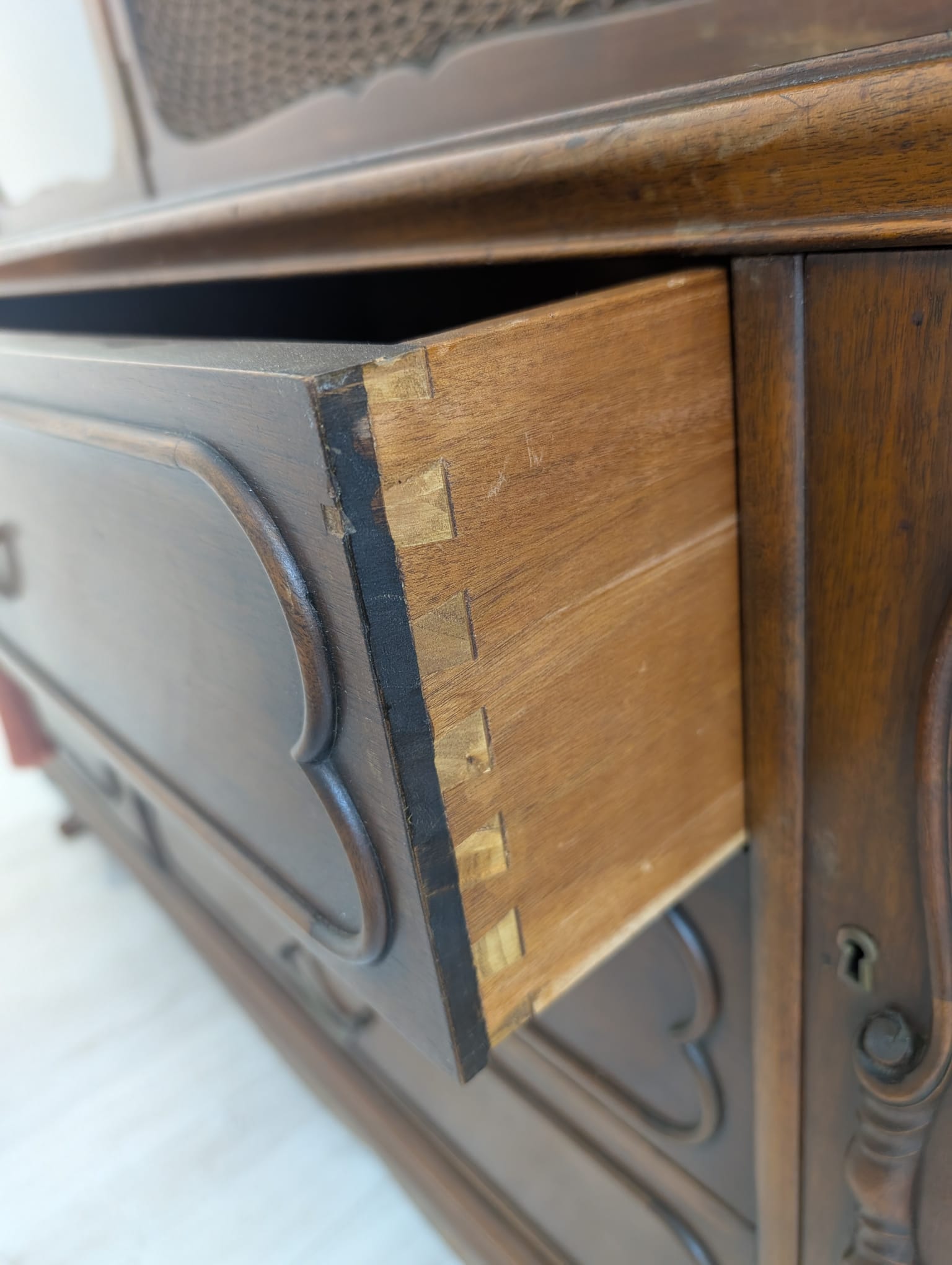 Witryna, kredens antyczny ludwikowski dębowy z lat 50-tych z rafią - obrazek 24