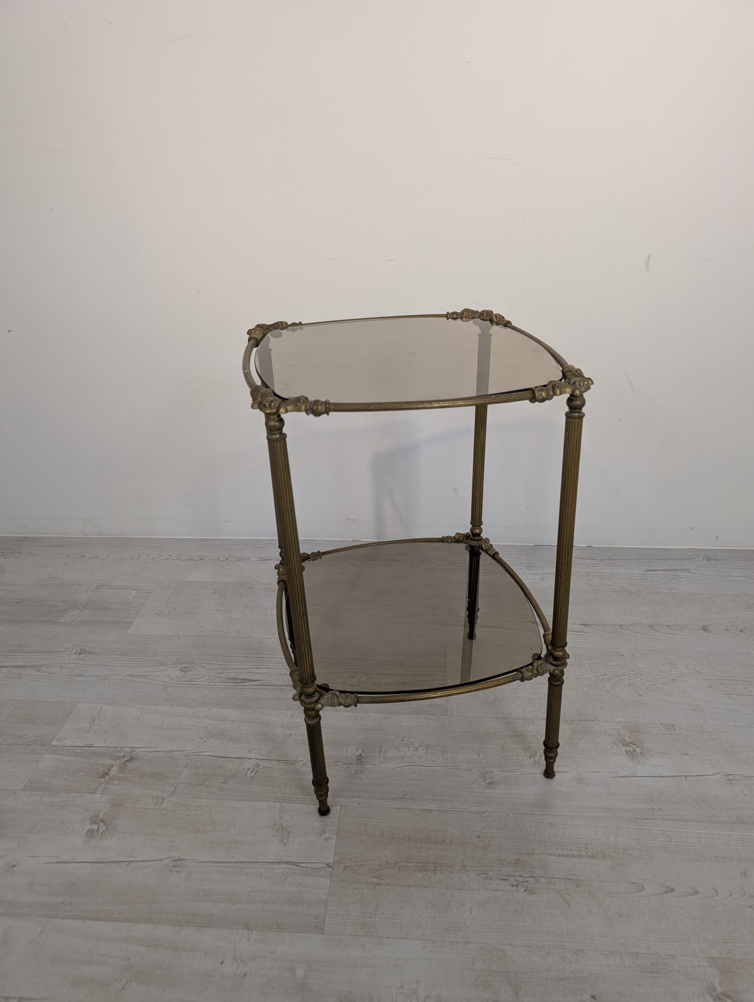 Stolik, barek mosiądzowany z dymionymi szybami z lat 60-tych