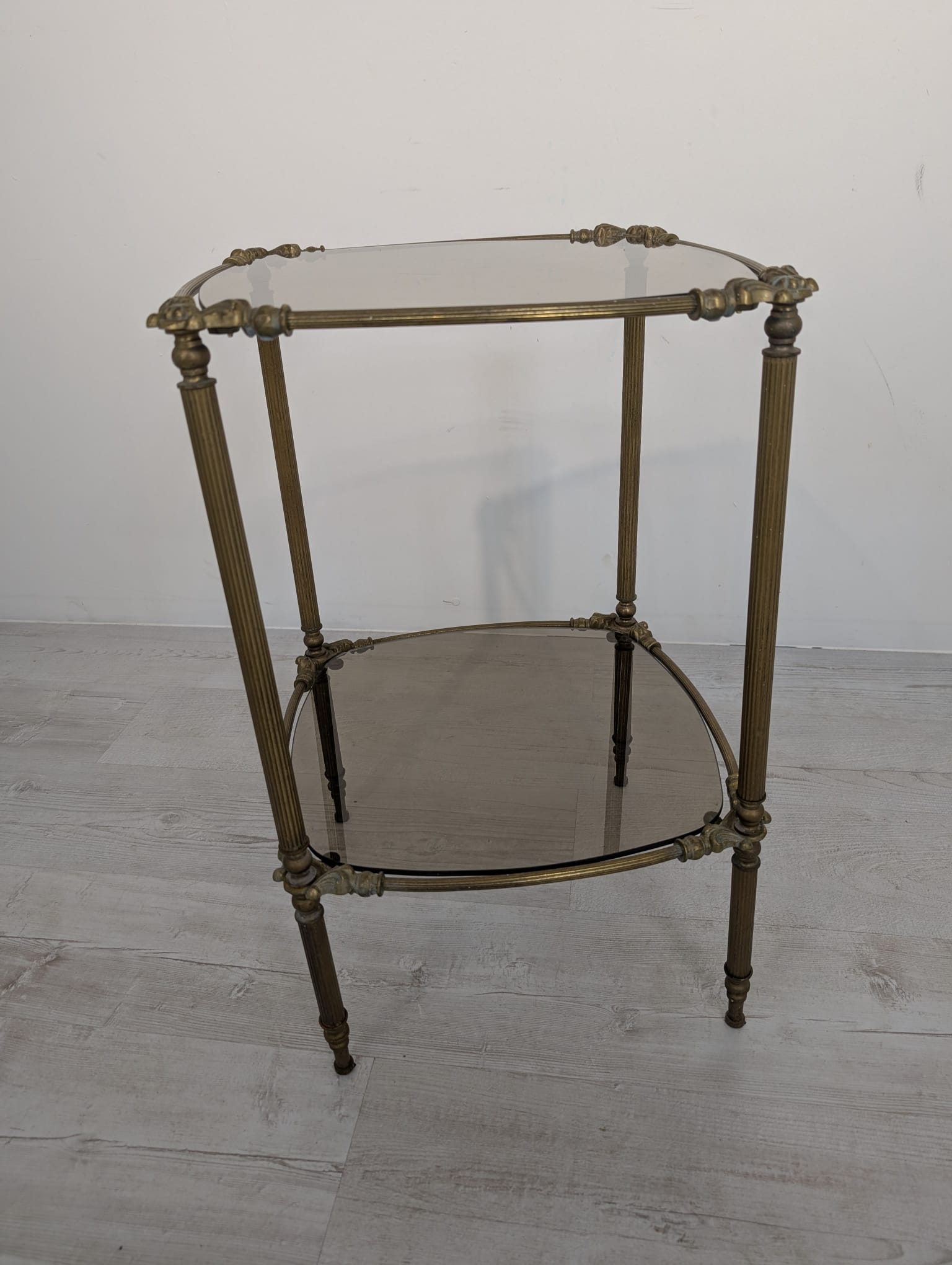 Stolik, barek mosiądzowany z dymionymi szybami z lat 60-tych - obrazek 3