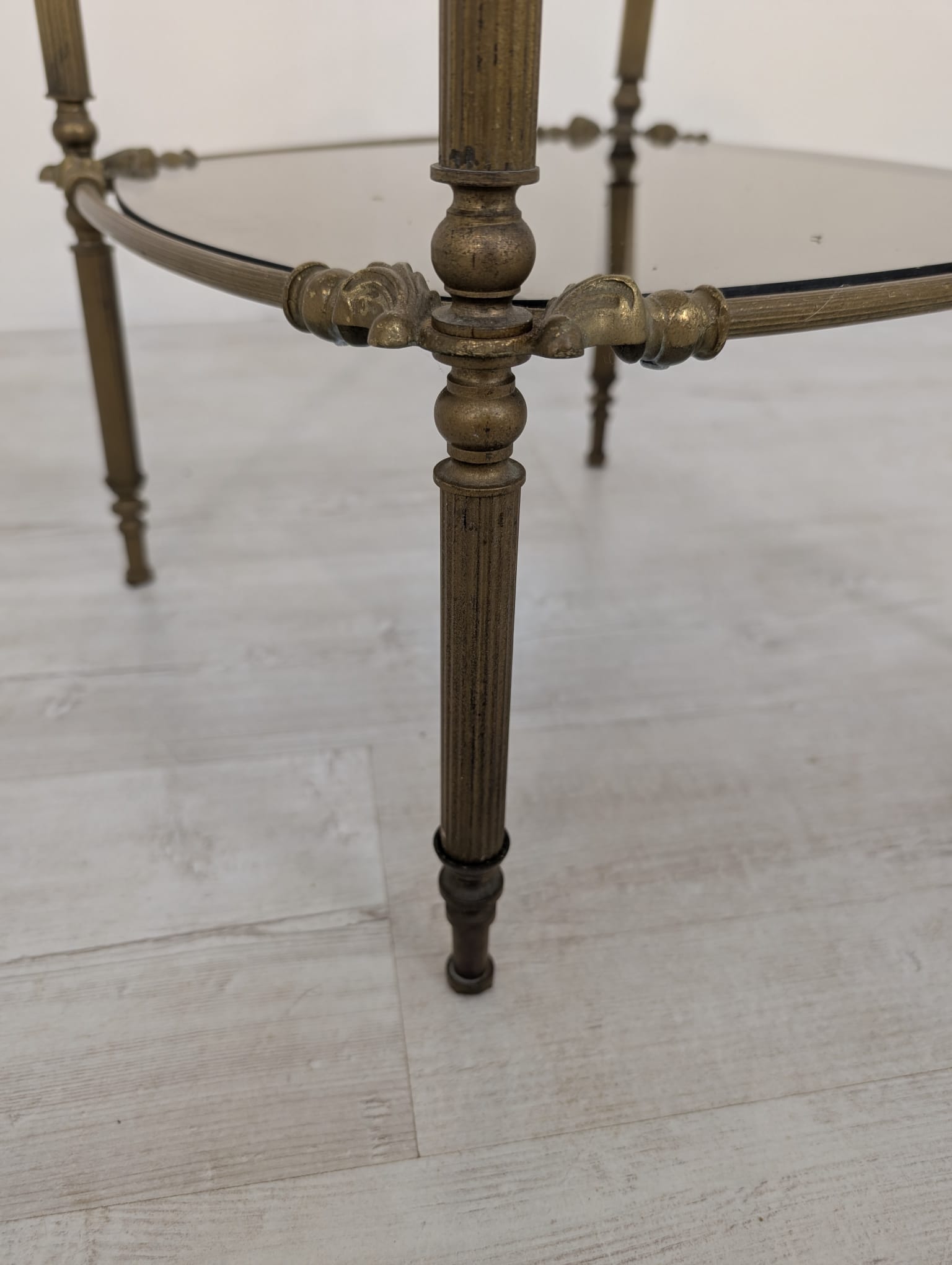 Stolik, barek mosiądzowany z dymionymi szybami z lat 60-tych - obrazek 12