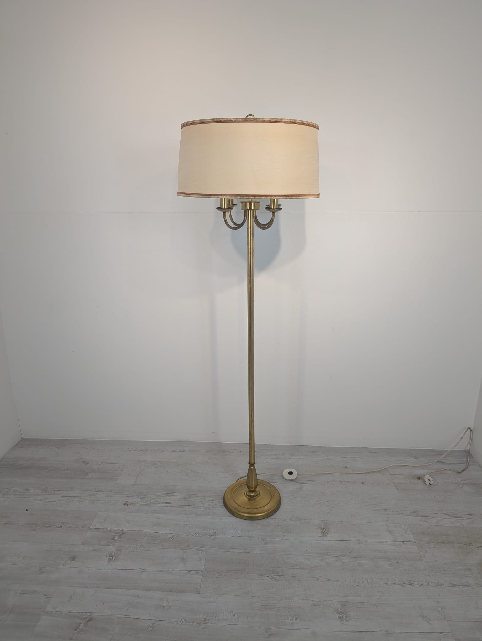 Stylowa lampa podłogowa mid-century modern