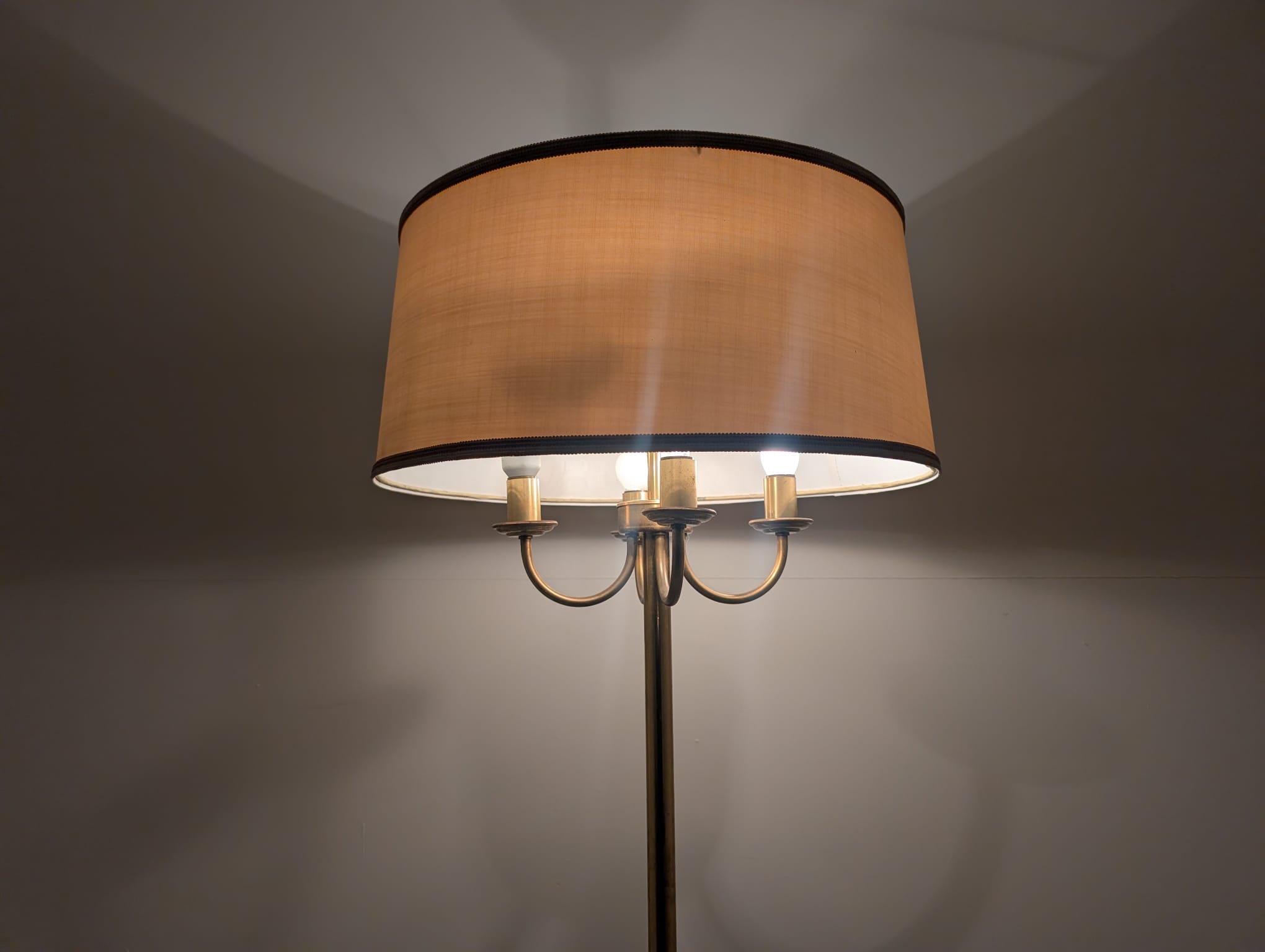 Stylowa lampa podłogowa mid-century modern - obrazek 16