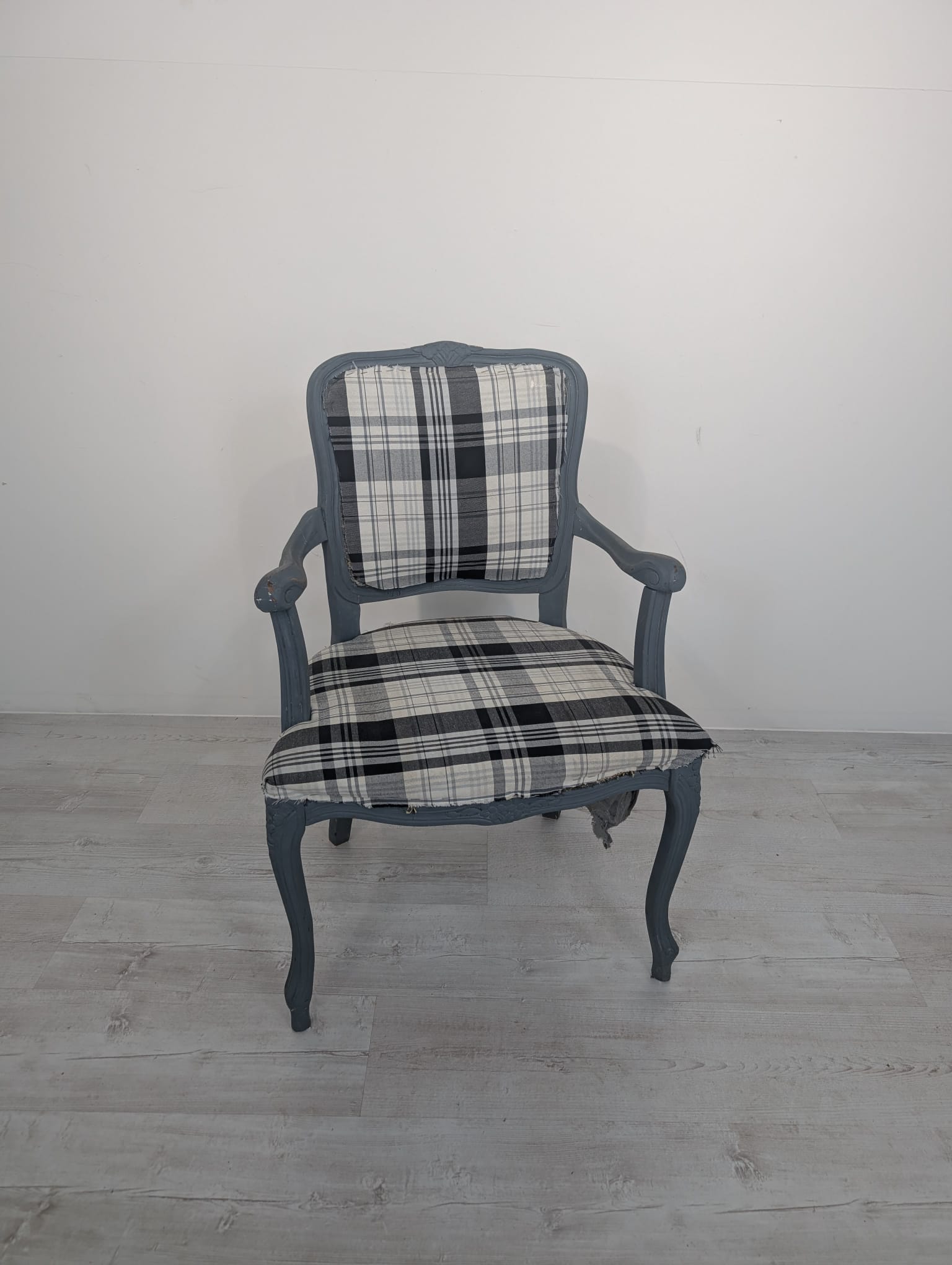 Fotel w stylu ludwikowskim szary