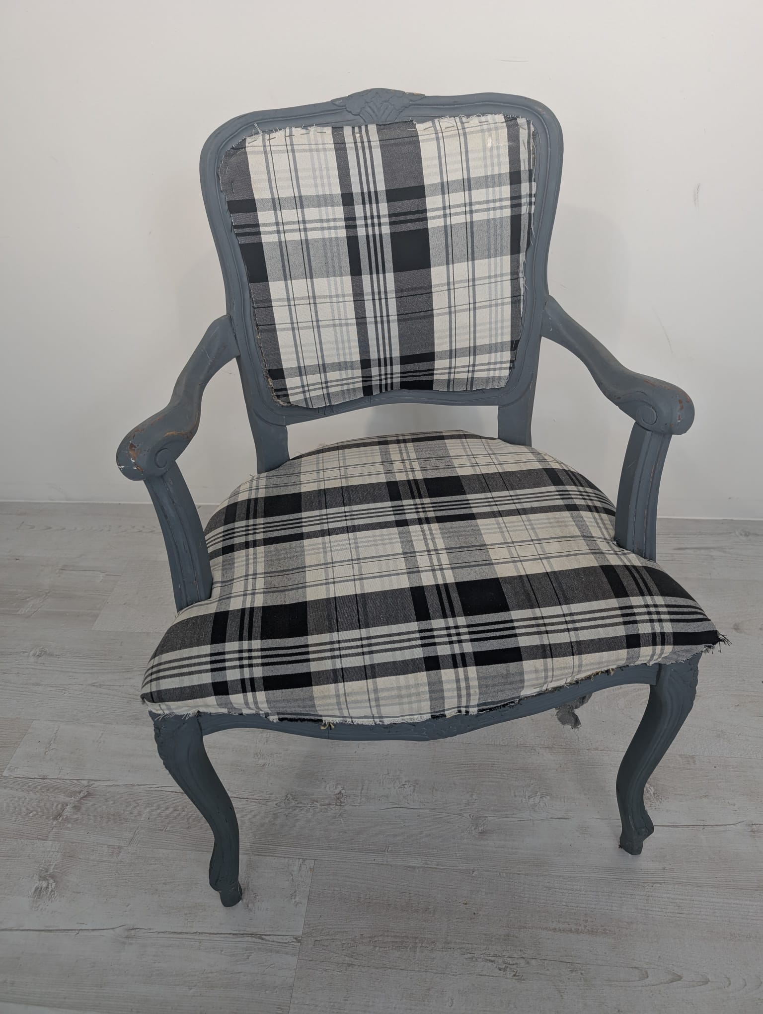 Fotel w stylu ludwikowskim szary - obrazek 2