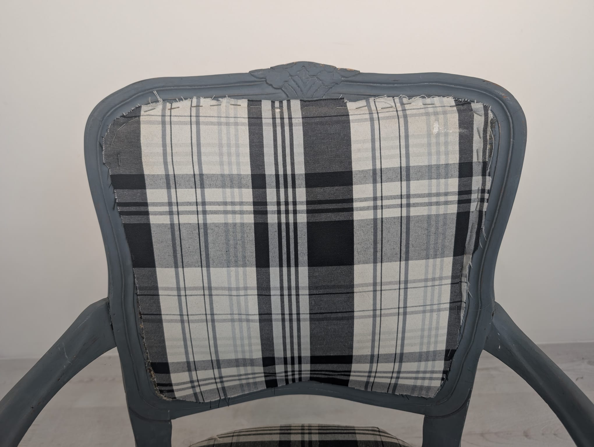 Fotel w stylu ludwikowskim szary - obrazek 3