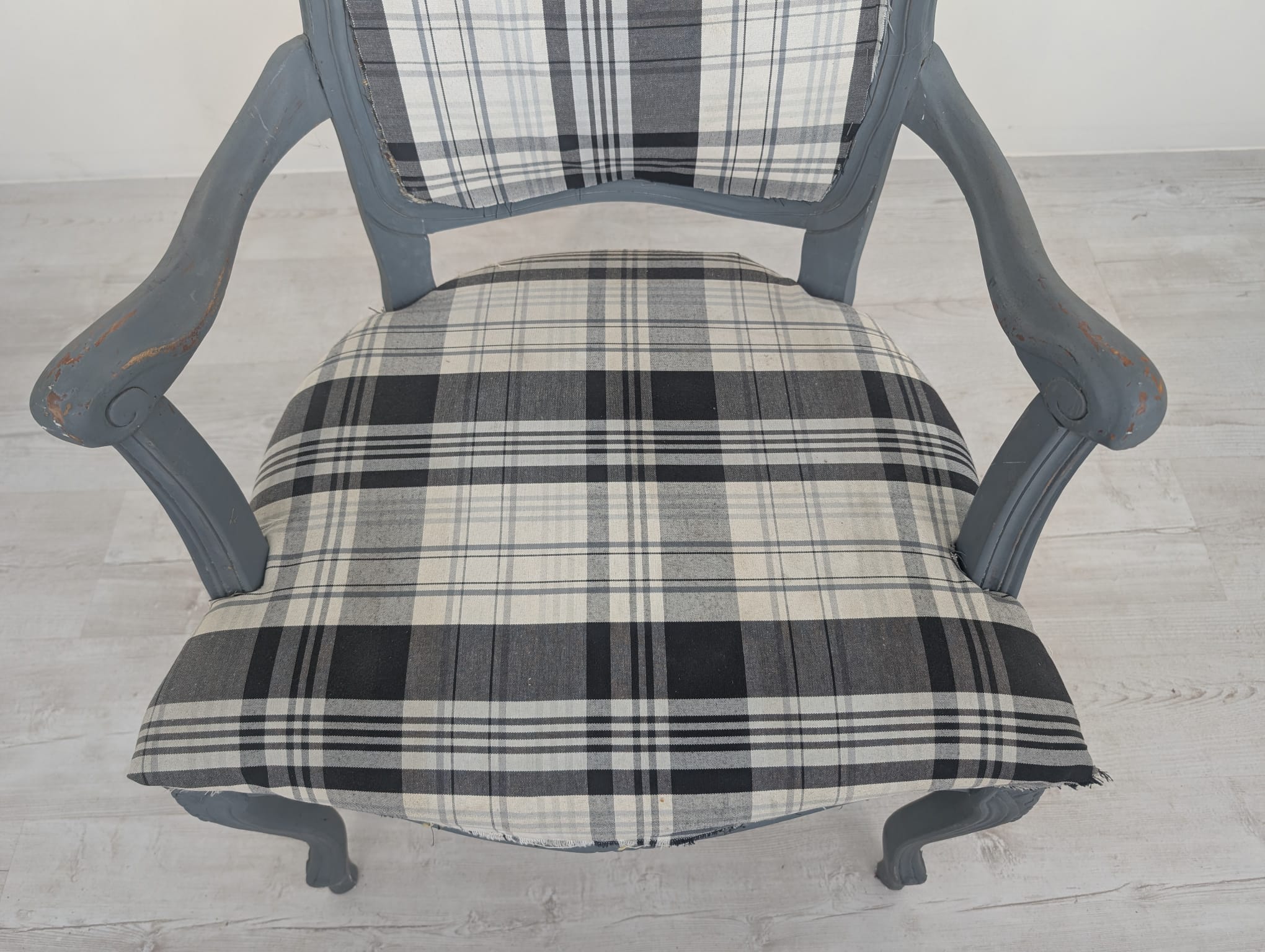 Fotel w stylu ludwikowskim szary - obrazek 4