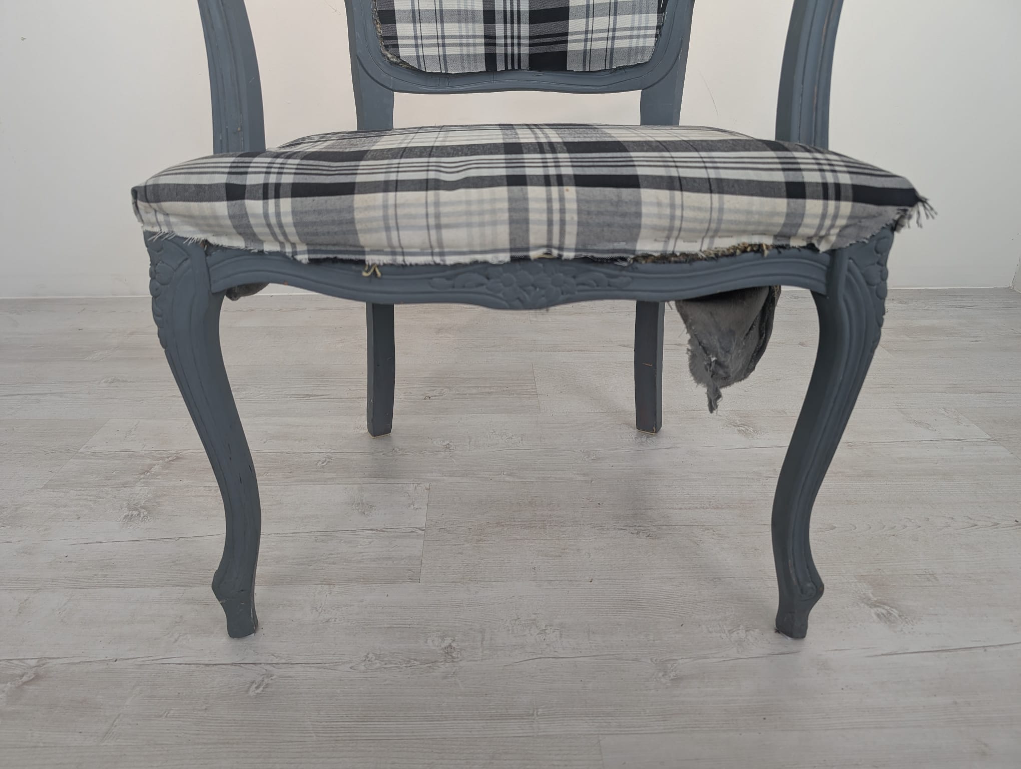 Fotel w stylu ludwikowskim szary - obrazek 5