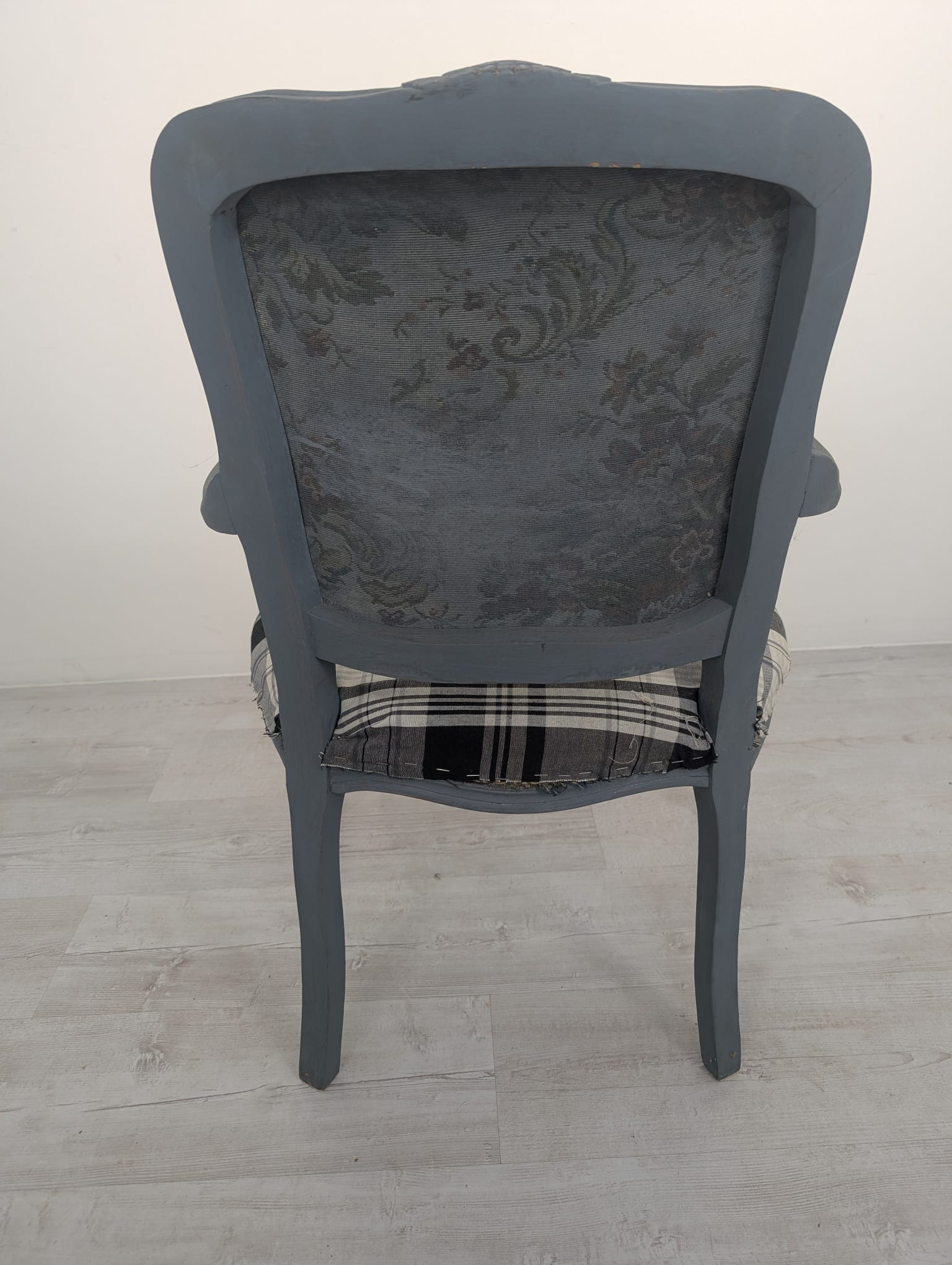 Fotel w stylu ludwikowskim szary - obrazek 7