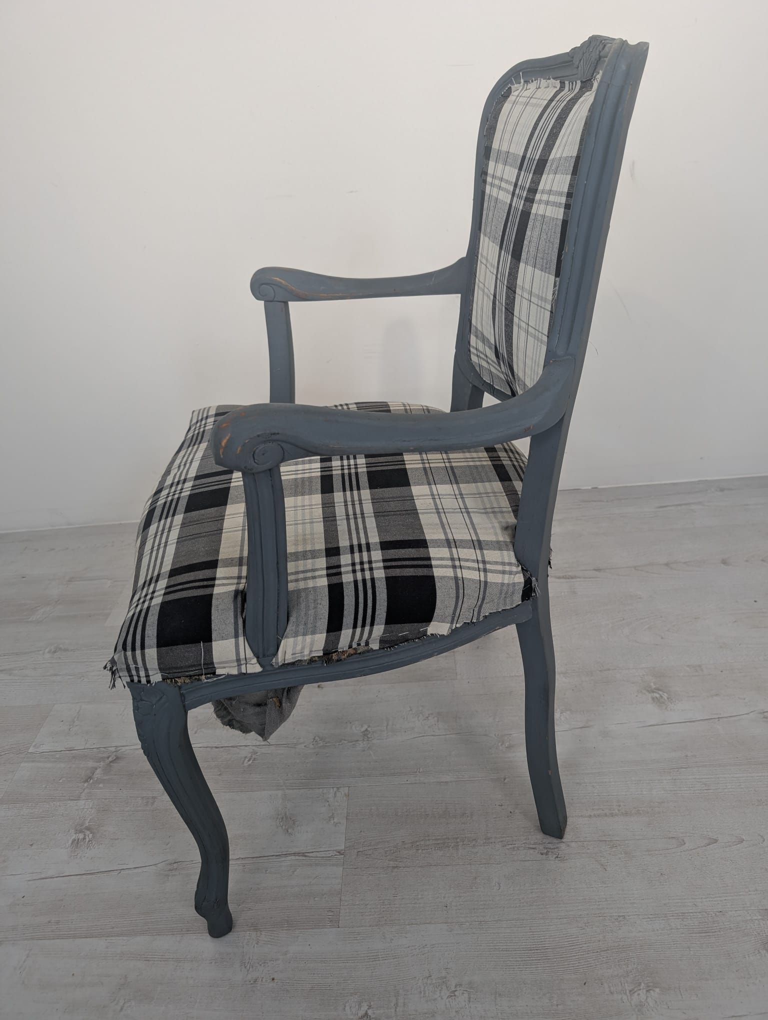 Fotel w stylu ludwikowskim szary - obrazek 8