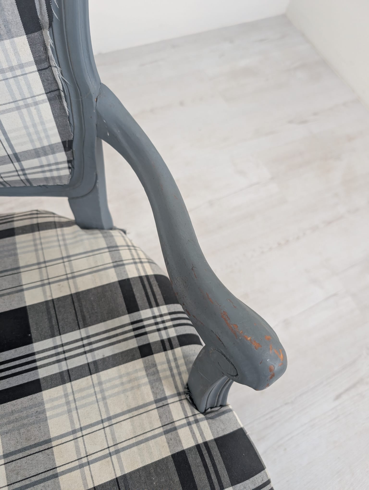 Fotel w stylu ludwikowskim szary - obrazek 9