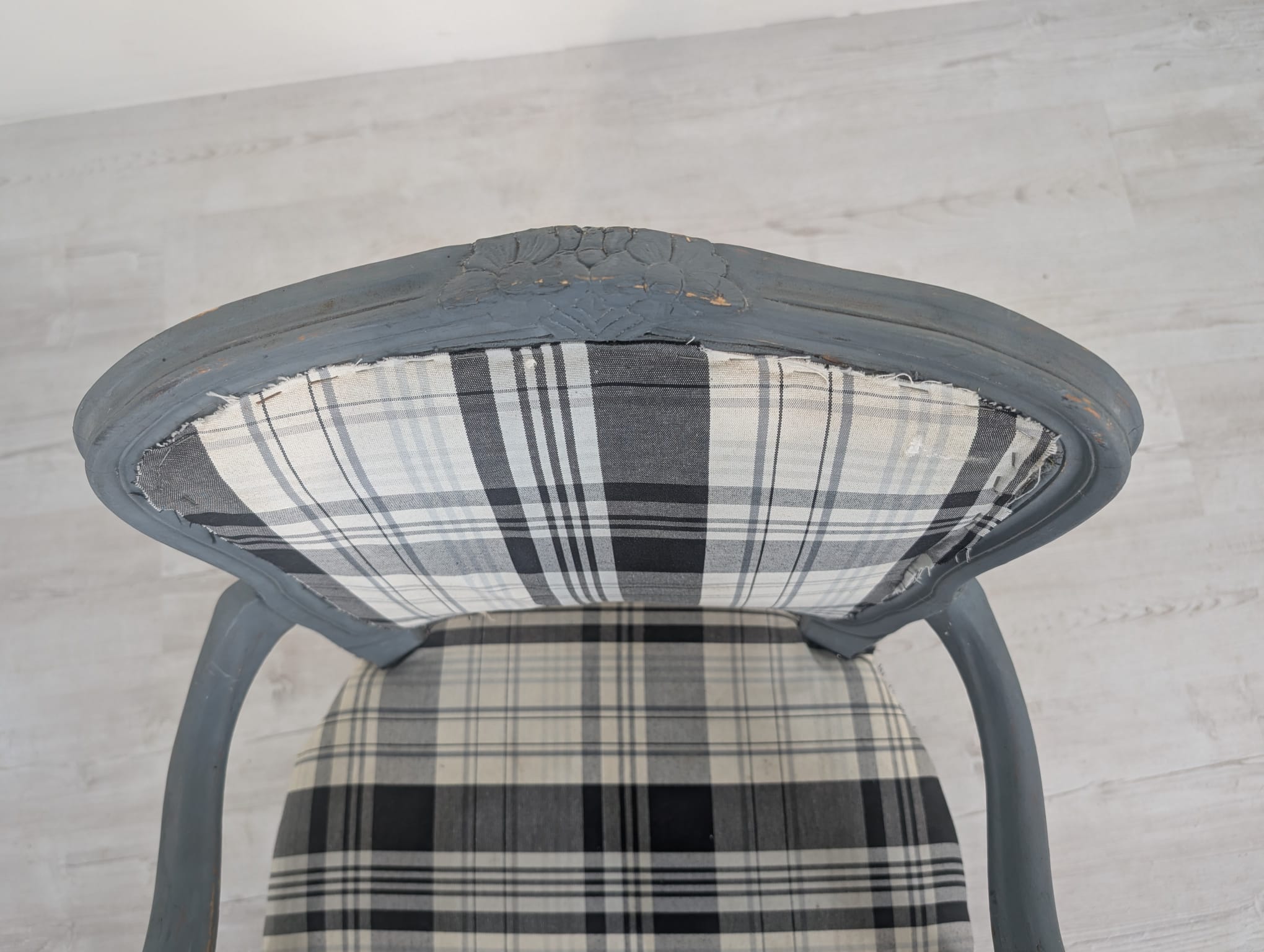 Fotel w stylu ludwikowskim szary - obrazek 11