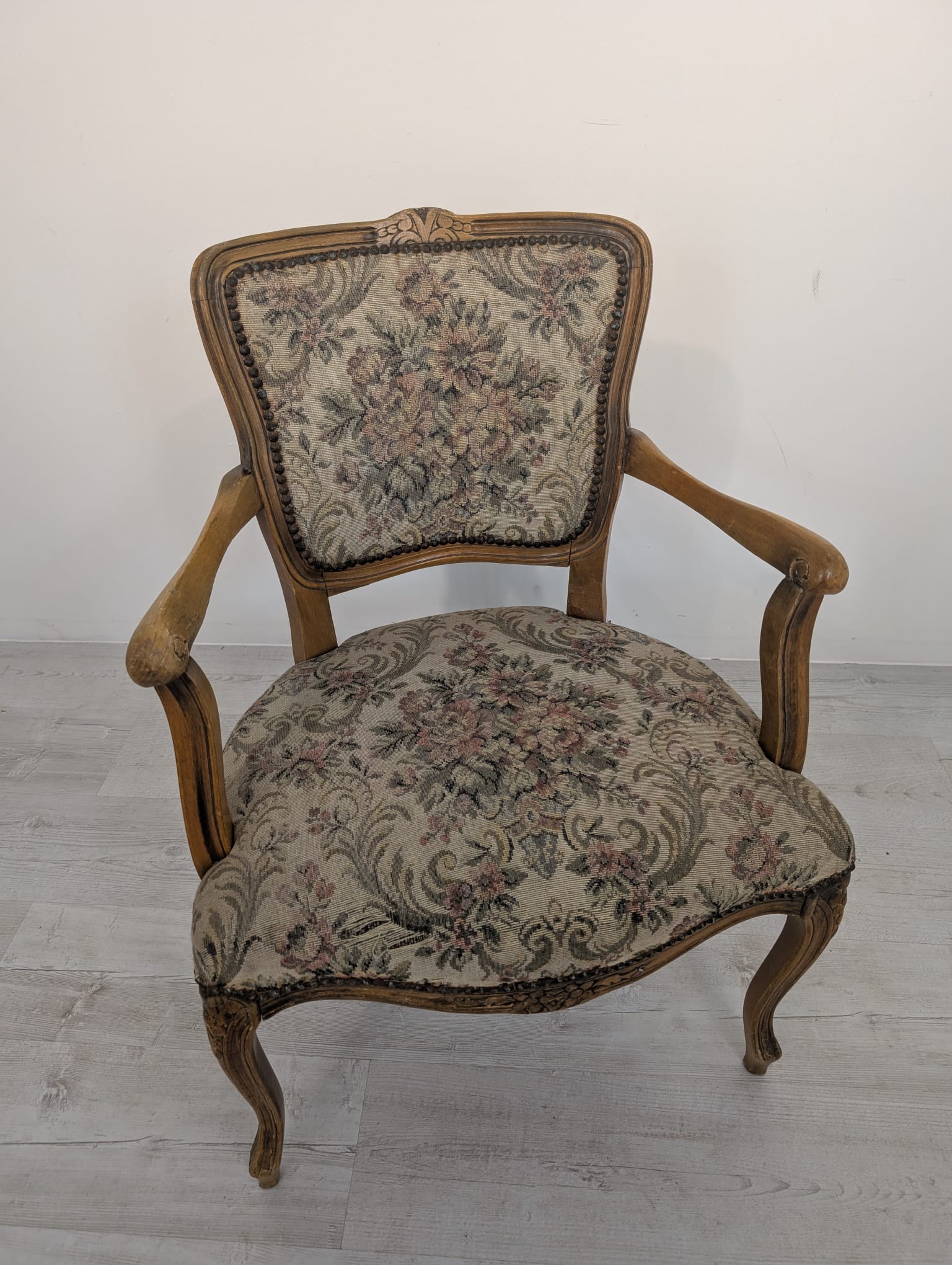 Fotel w stylu ludwikowskim rzeźbiony - Image 2