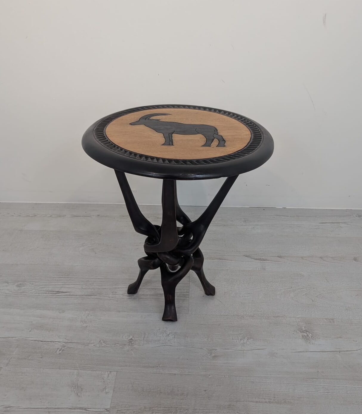 Stolik antyczny ręcznie rzeźbiony w mahoniu w stylu afrykańskim