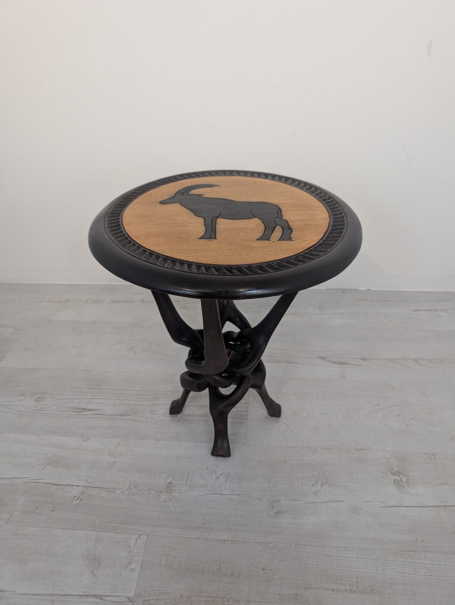 Stolik antyczny ręcznie rzeźbiony w mahoniu w stylu afrykańskim - obrazek 2