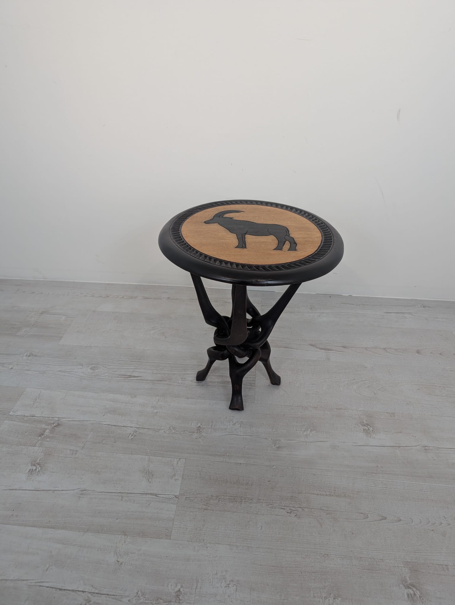 Stolik antyczny ręcznie rzeźbiony w mahoniu w stylu afrykańskim - obrazek 3