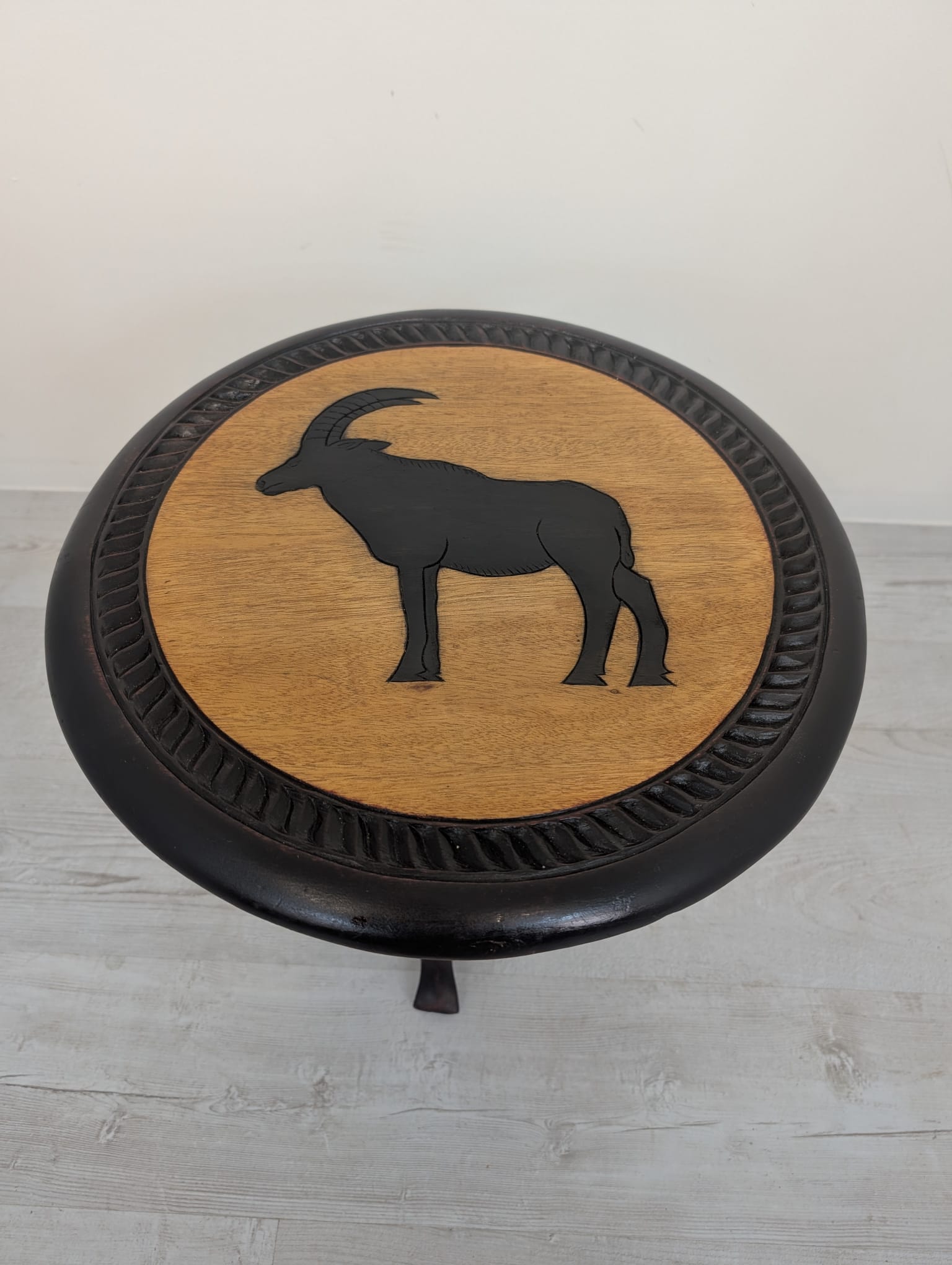 Stolik antyczny ręcznie rzeźbiony w mahoniu w stylu afrykańskim - obrazek 5