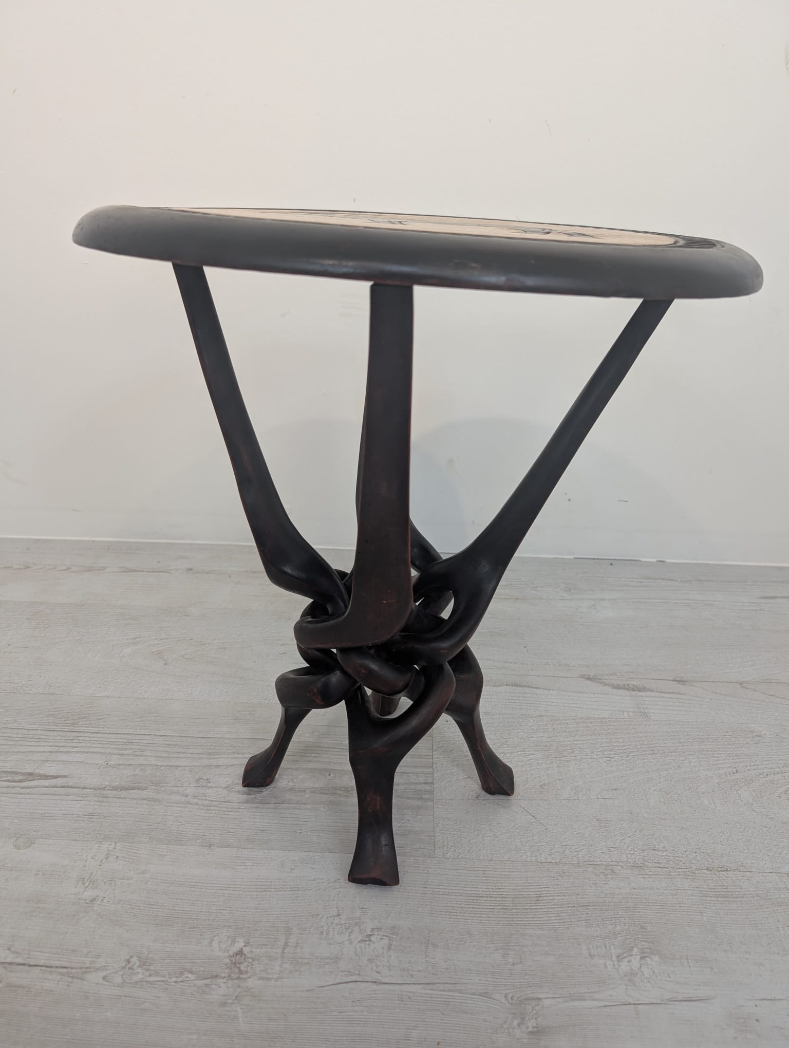 Stolik antyczny ręcznie rzeźbiony w mahoniu w stylu afrykańskim - obrazek 6