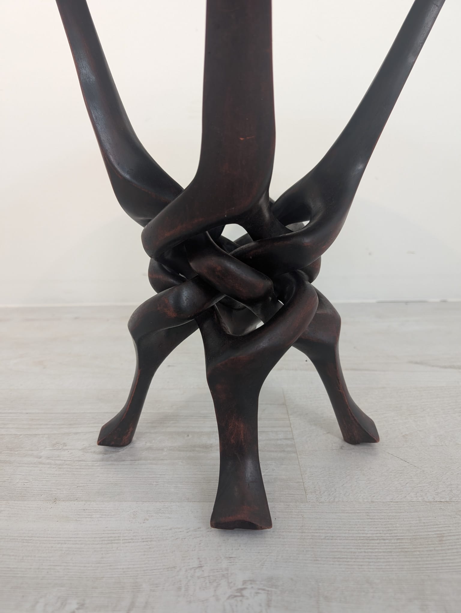 Stolik antyczny ręcznie rzeźbiony w mahoniu w stylu afrykańskim - obrazek 7