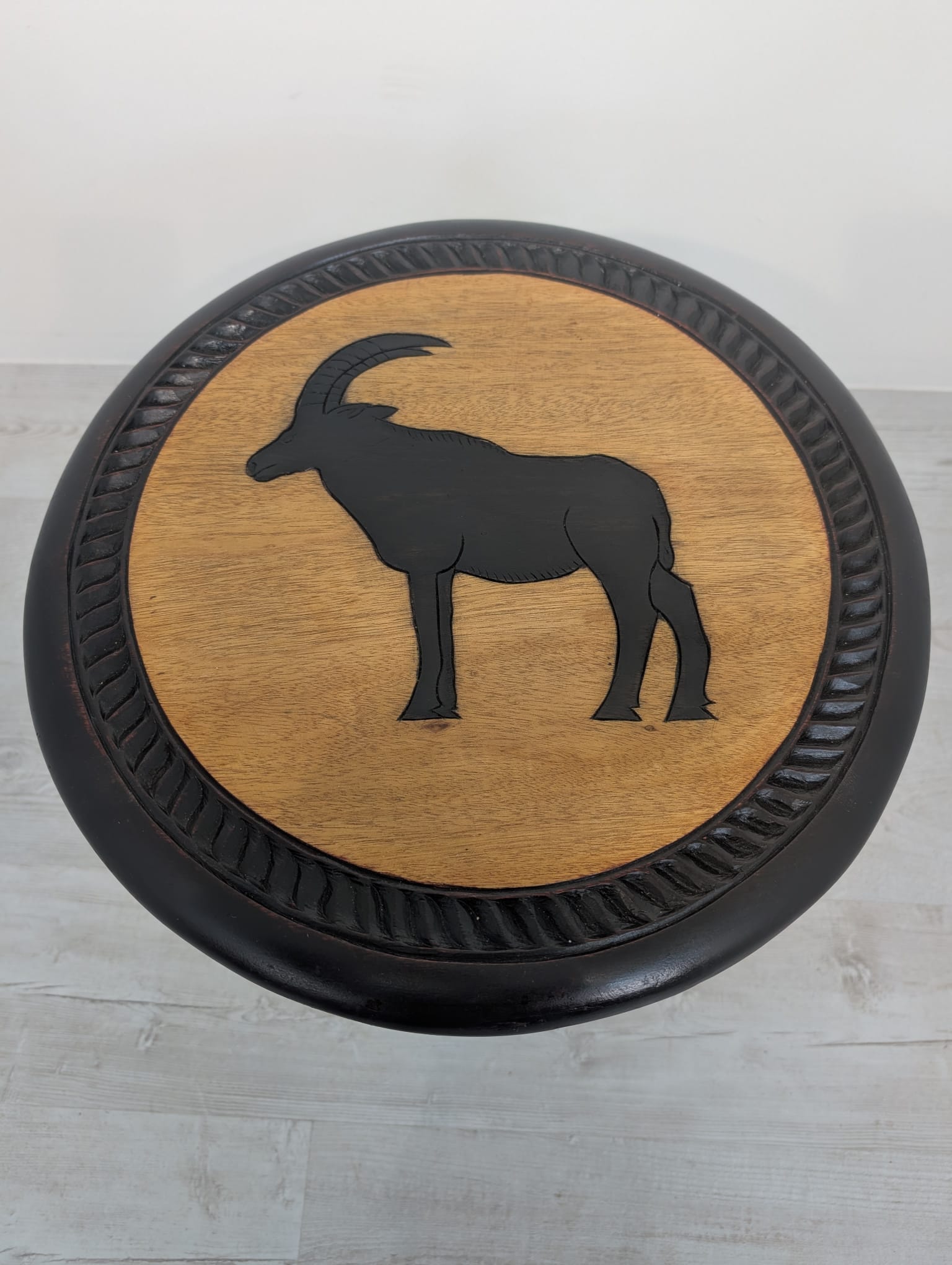 Stolik antyczny ręcznie rzeźbiony w mahoniu w stylu afrykańskim - obrazek 8