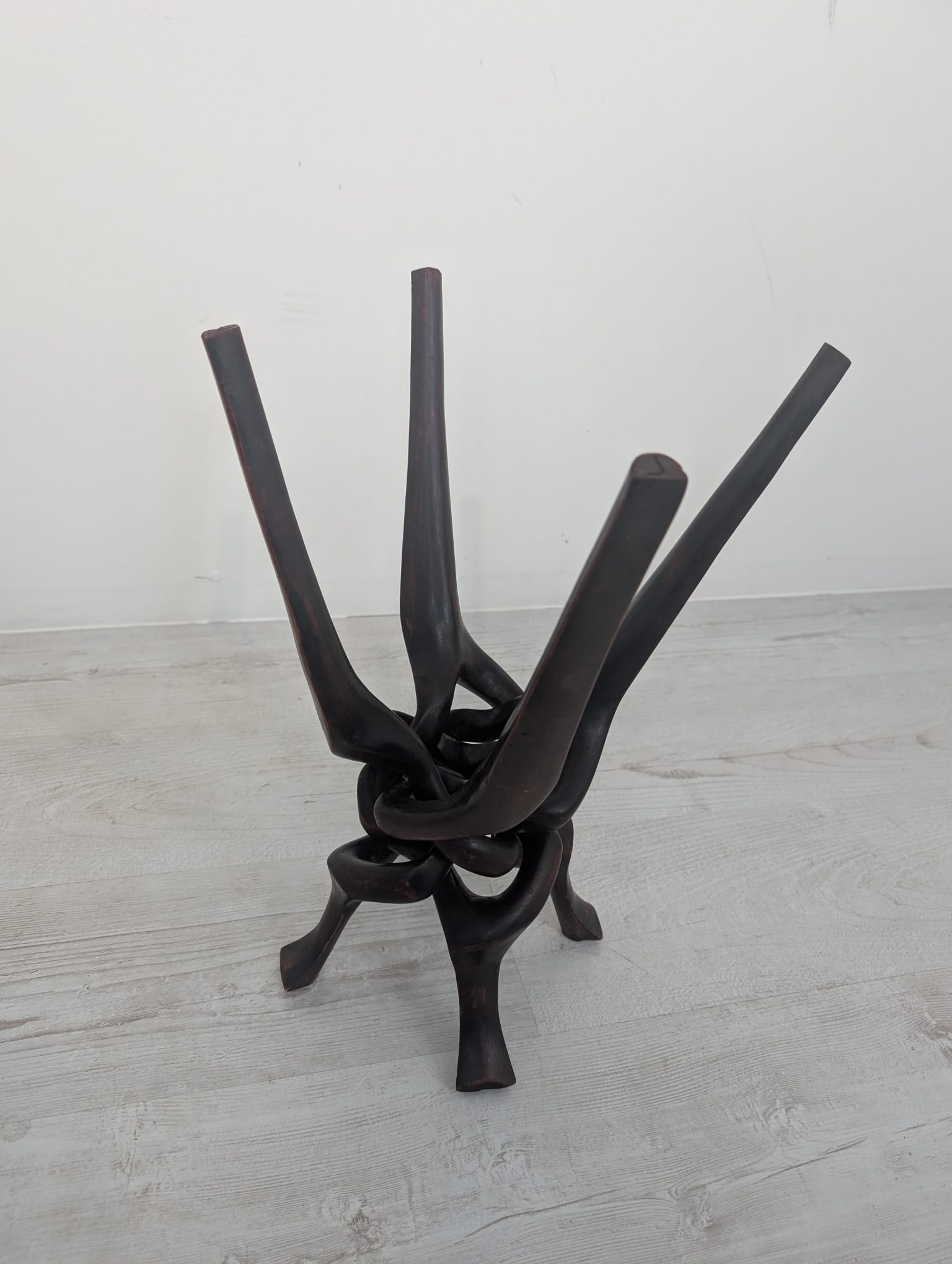 Stolik antyczny ręcznie rzeźbiony w mahoniu w stylu afrykańskim - obrazek 9