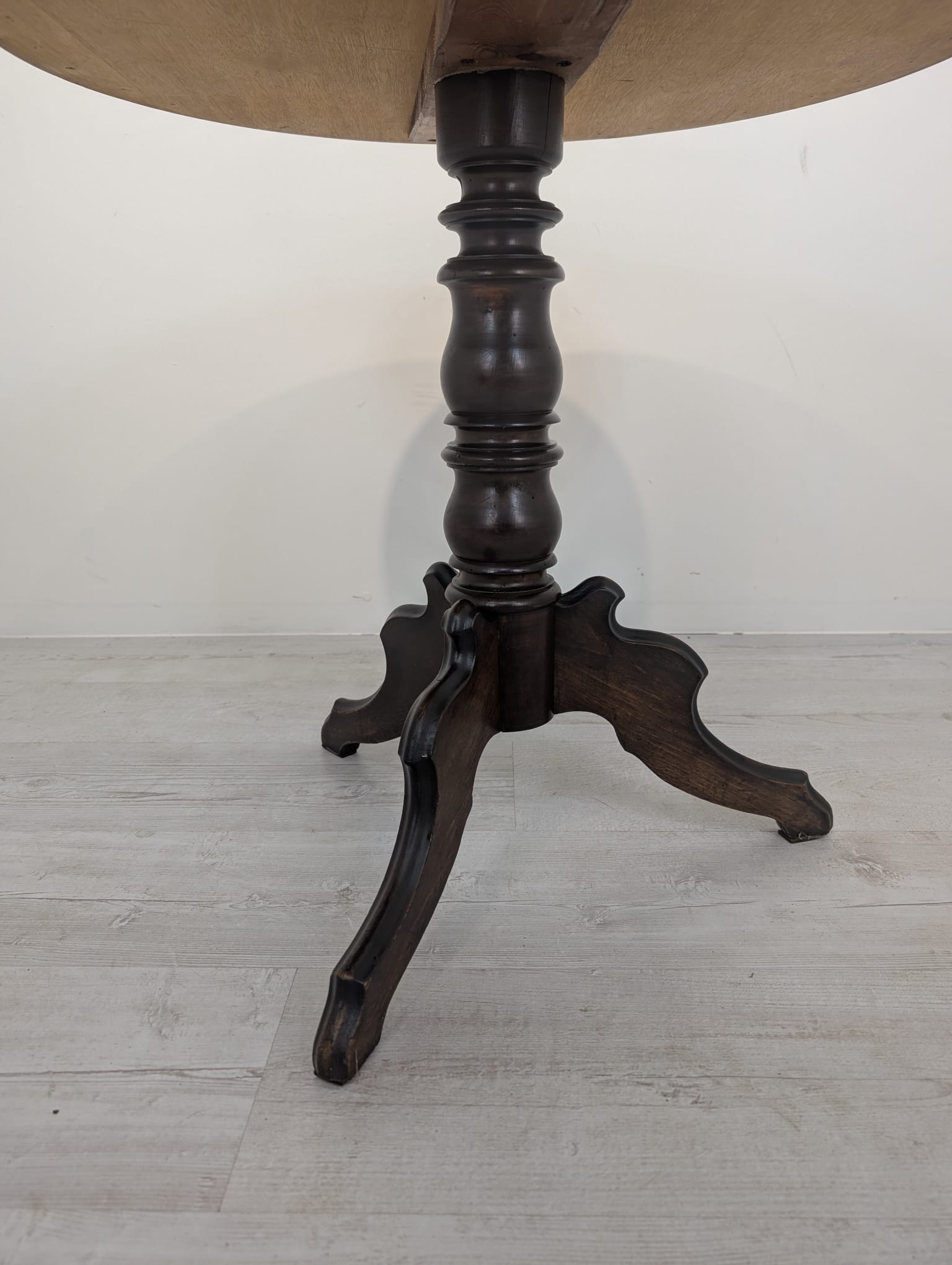 Stolik kawowy z litego drewna orzechowego vintage - Image 4