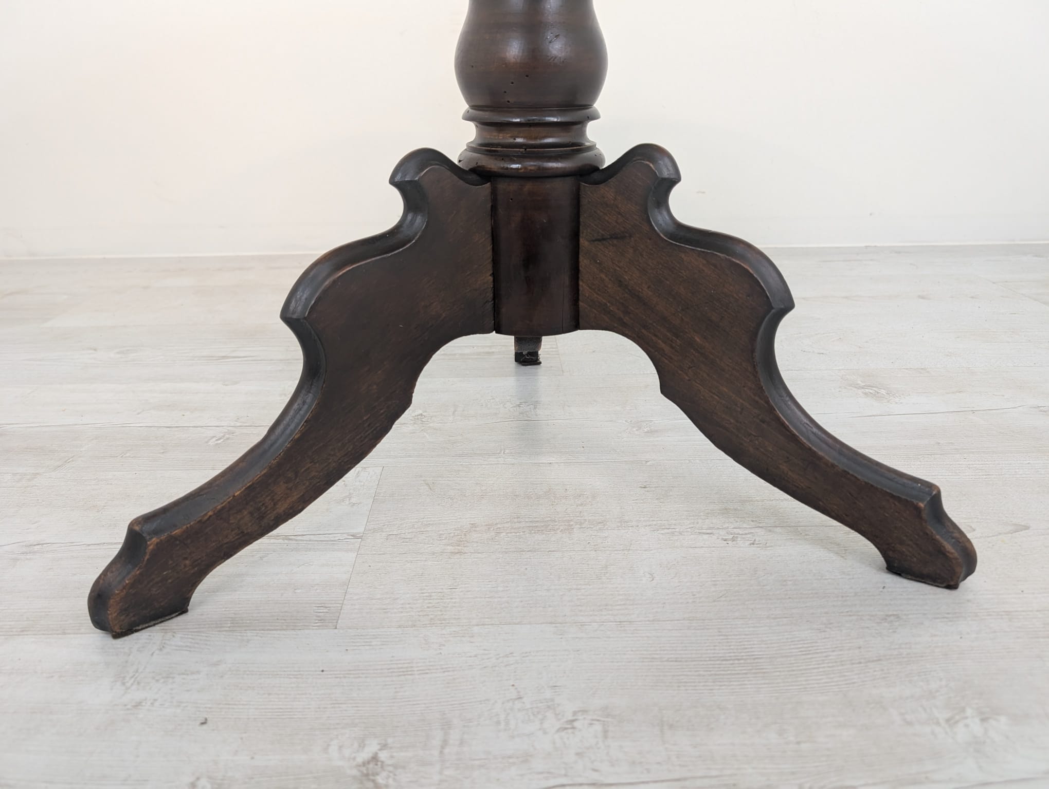 Stolik kawowy z litego drewna orzechowego vintage - Image 6