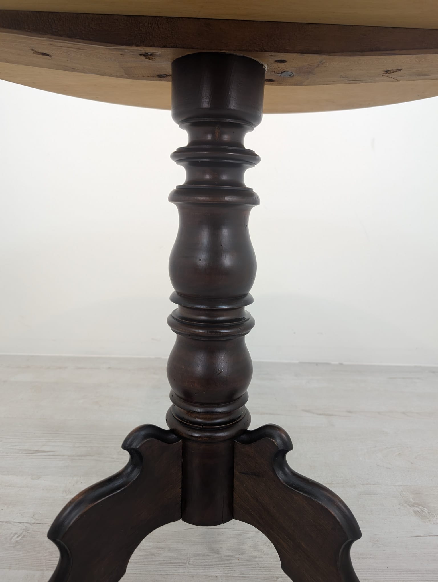 Stolik kawowy z litego drewna orzechowego vintage - Image 7