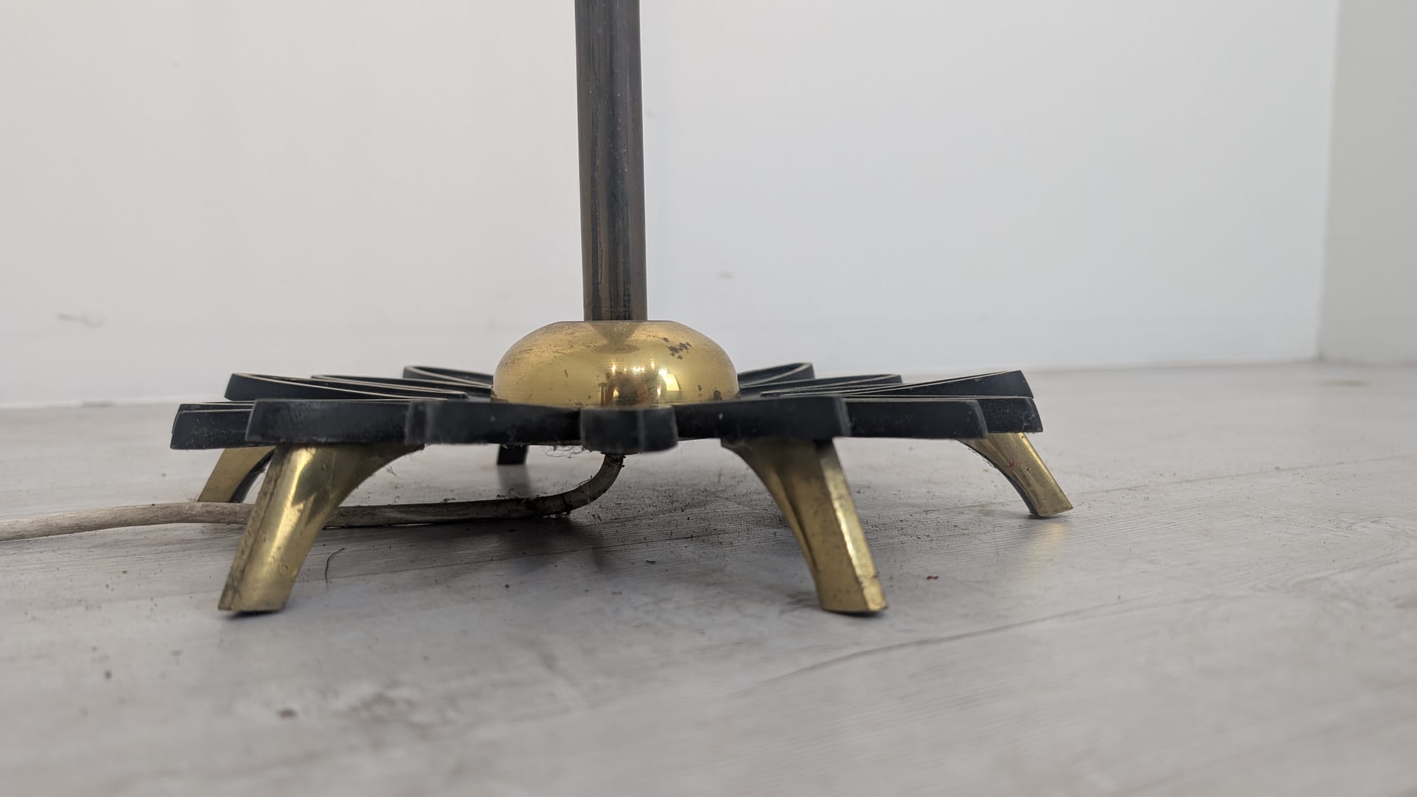 Stylowa lampa podłogowa mosiężna w stylu vintage z lat 50/60-tych - obrazek 12