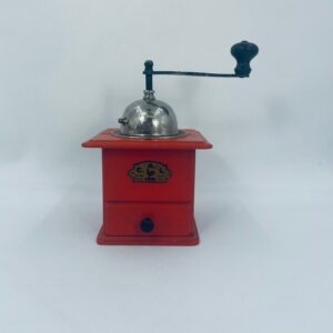 Zabytkowy młynek drewniany C.A.L