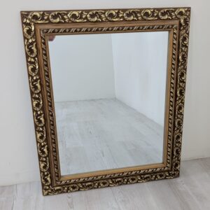 Lustro w złoconej rzeźbionej ramie