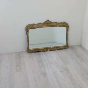 Lustro w drewnianej złoconej ramie w stylu barokowym