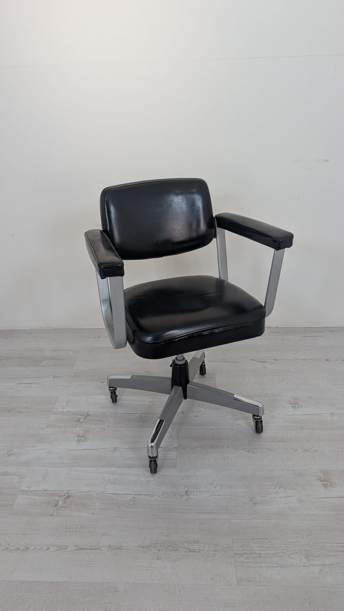 Fotel biurowy obrotowy skórzany z II połowy XX wieku