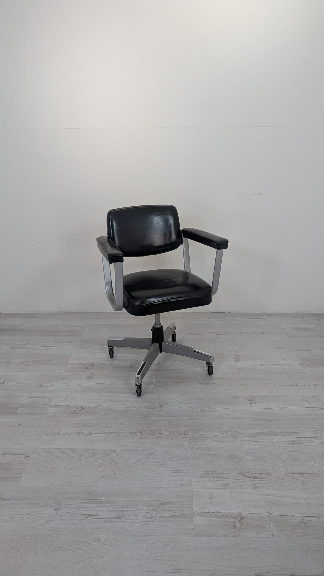 Fotel biurowy obrotowy skórzany z II połowy XX wieku - obrazek 2