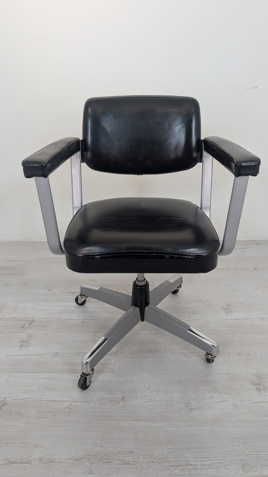 Fotel biurowy obrotowy skórzany z II połowy XX wieku - obrazek 3