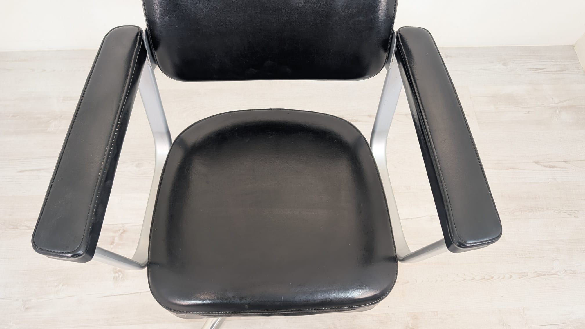 Fotel biurowy obrotowy skórzany z II połowy XX wieku - obrazek 5