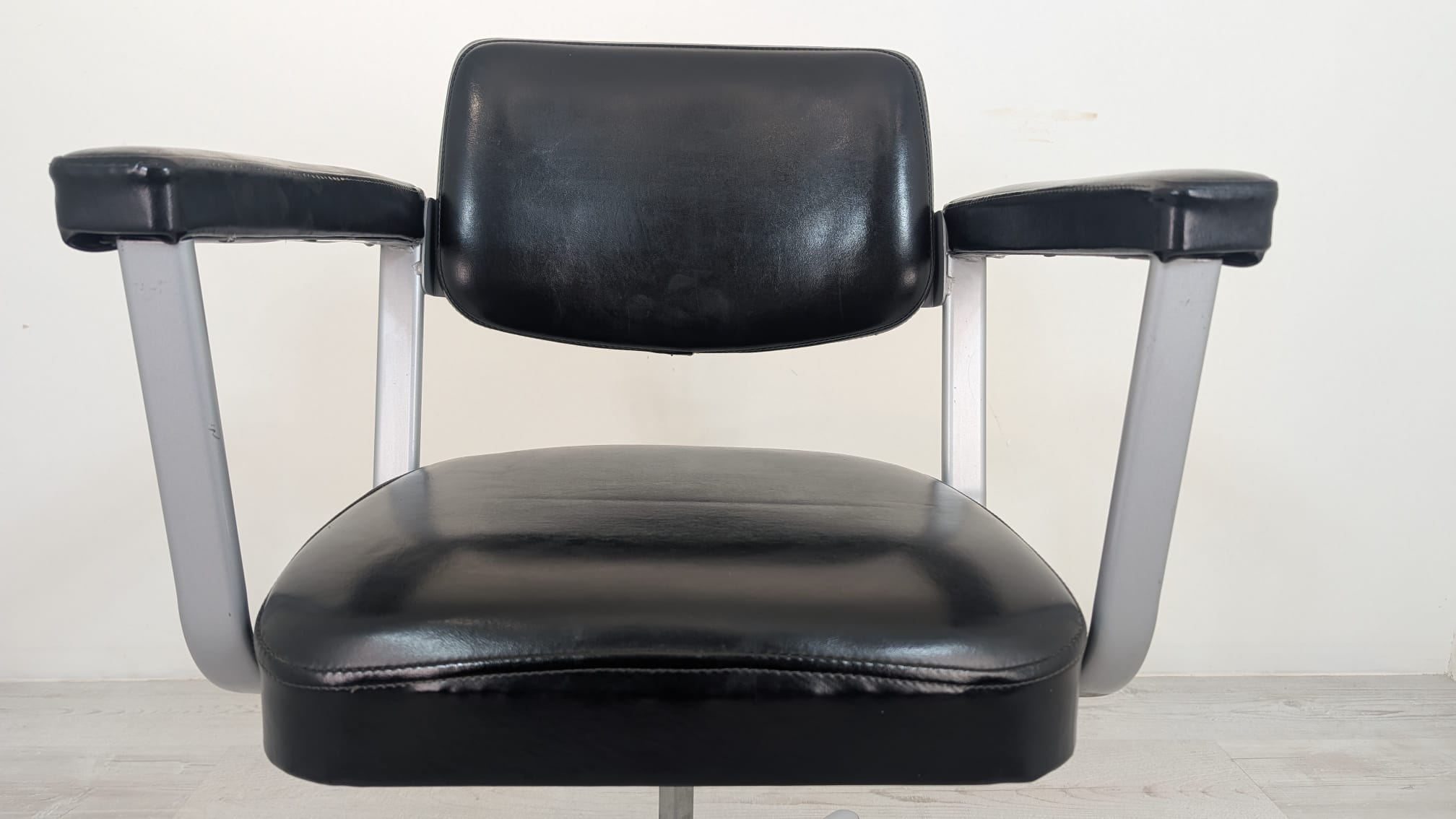 Fotel biurowy obrotowy skórzany z II połowy XX wieku - obrazek 6