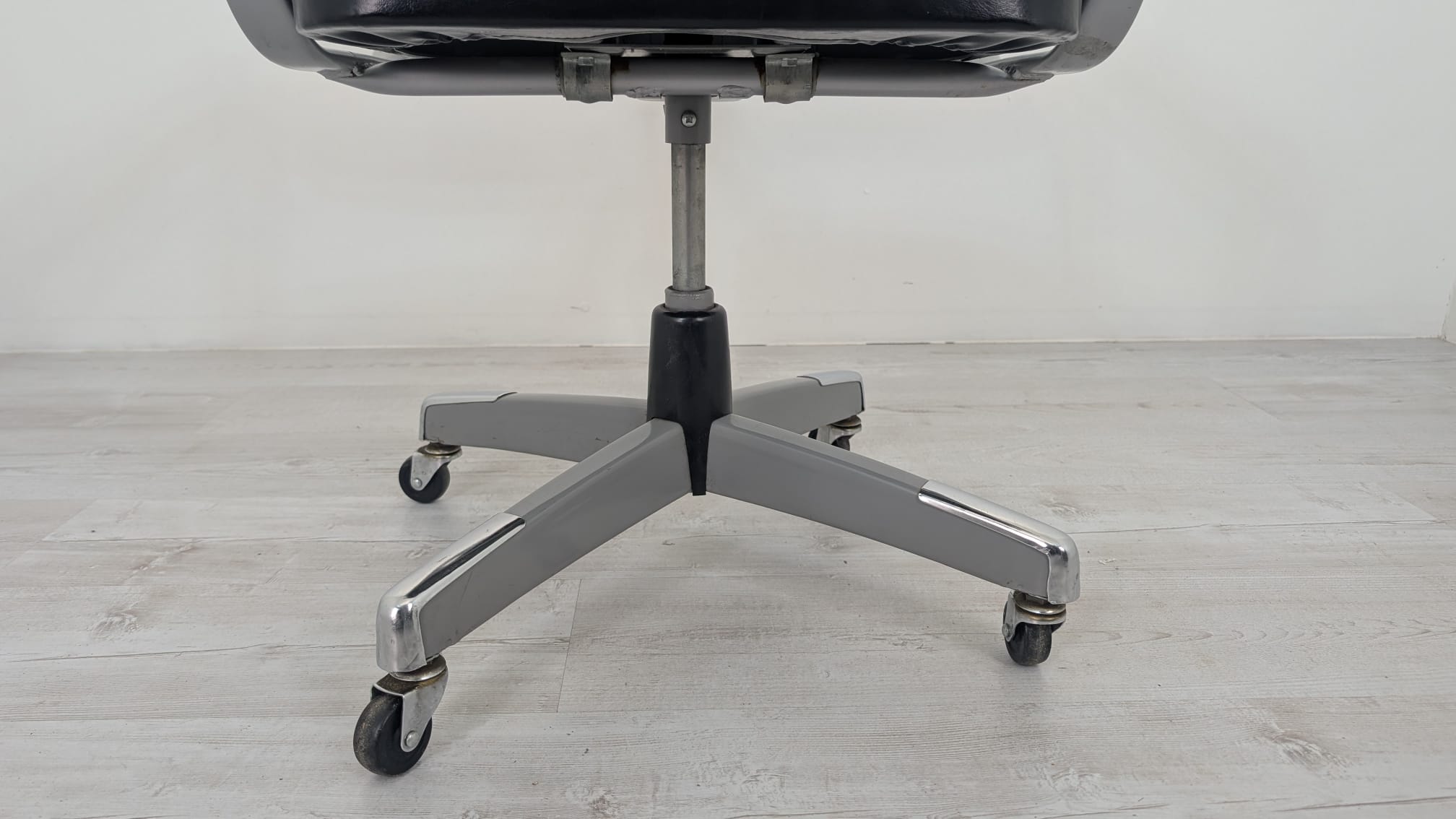 Fotel biurowy obrotowy skórzany z II połowy XX wieku - obrazek 7