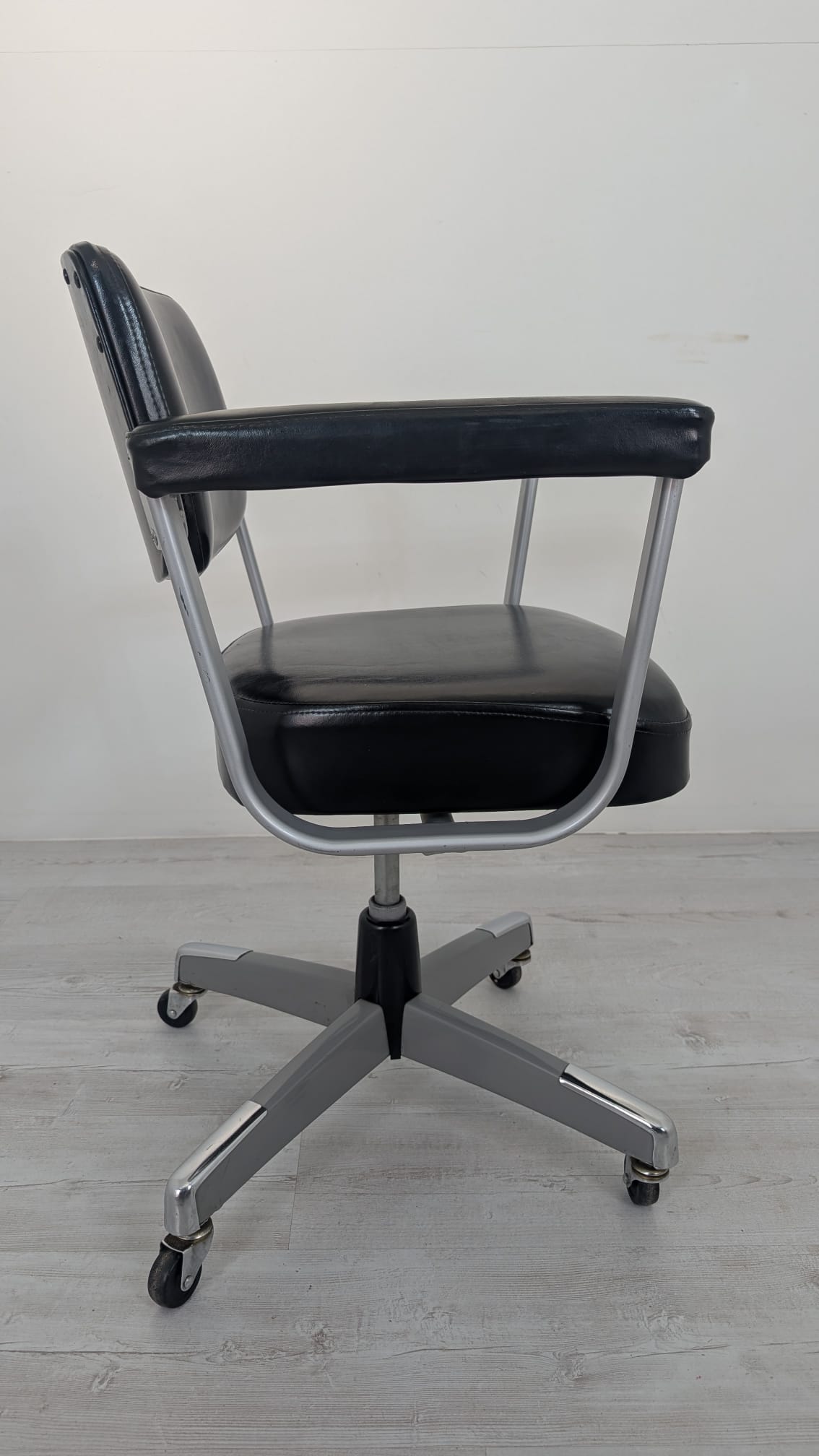 Fotel biurowy obrotowy skórzany z II połowy XX wieku - obrazek 8
