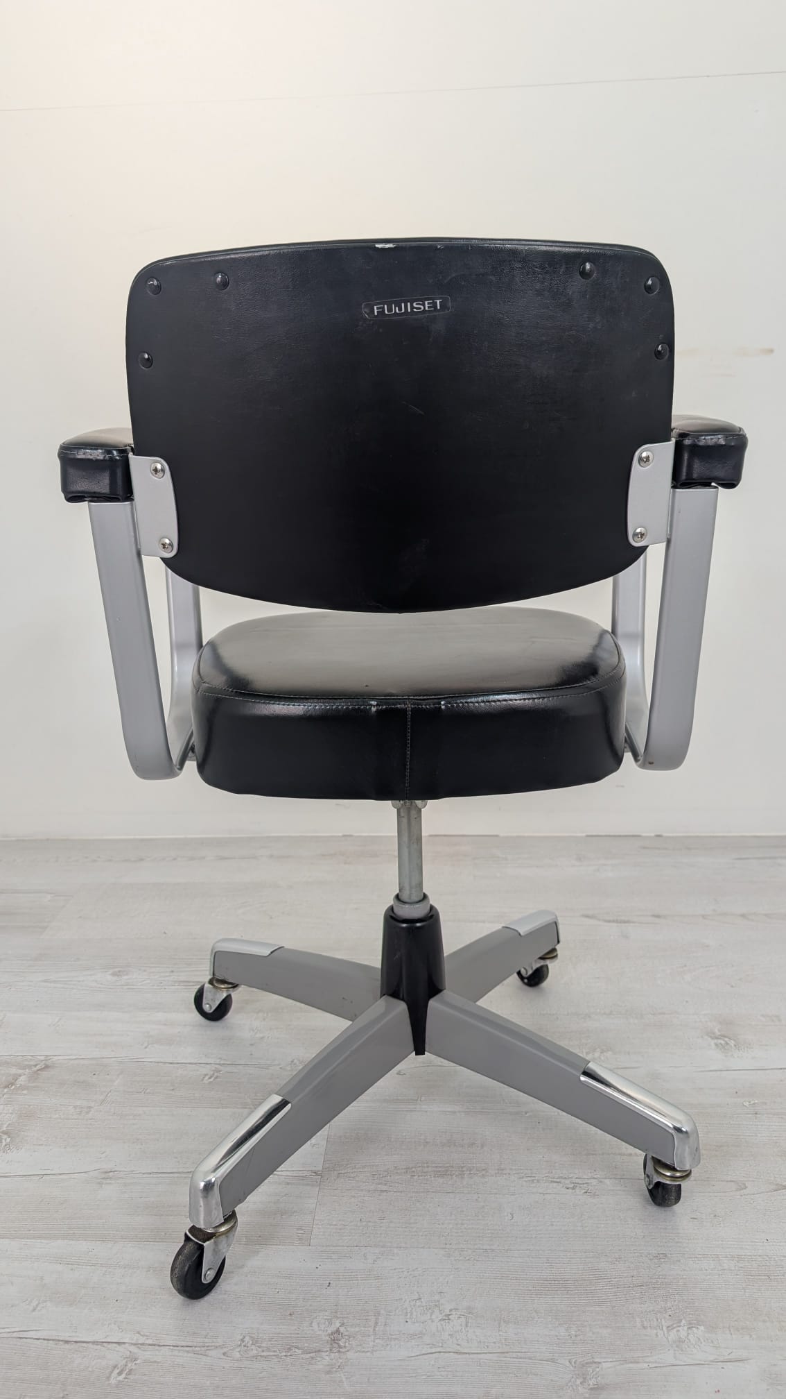 Fotel biurowy obrotowy skórzany z II połowy XX wieku - obrazek 9